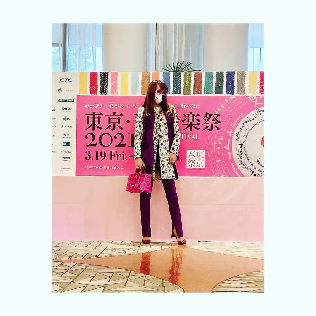 神田うのさんのインスタグラム写真 - (神田うのInstagram)「お誘い頂いたので、娘💕と 『東京・春・音楽祭2021チェンバー・オーケストラ』に伺って参りました☺️  昨日のお天気は☔️あいにくでしたが、春らしいモーツァルトが聴けて気分は爽快✨娘と心弾む素敵な時間でした💖  堀正文先生💕の完璧な素晴らしい演奏にも惹き込まれウットリでした☺️✨  お陰様で音楽から心に栄養を与えて頂けてエナジーチャージする事が出来ました☺️✨  #東京春音楽祭#東京春音楽祭2021#チェンバーオーケストラ#心の栄養#心のお薬#心弾む#素敵な時間#心弾む時間#春のコンサート#春コンサート#娘と#コンサート#モーツァルト#娘とコンサート#娘とお出掛け#音楽でエナジーチャージ#エナジーチャージ#神田うの#unokanda」3月22日 12時08分 - unokandaofficial