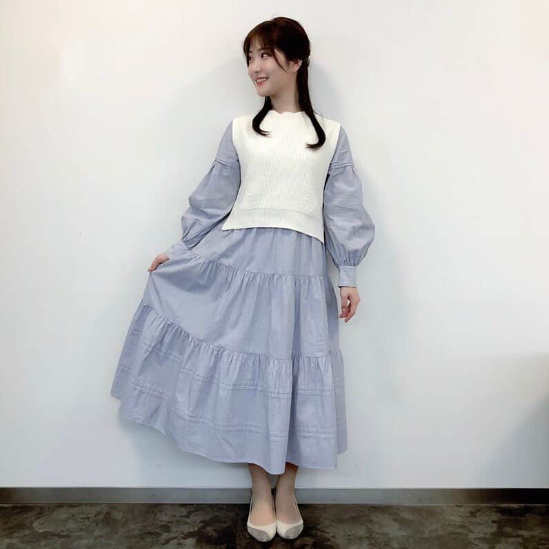 TBS「あさチャン！」のインスタグラム：「Today's さやこ Fashion🎈 ・ スタイリストさんからのポイント💁🏻‍♀️🎶 ニットベスト×シャツのレイヤードが 今年らしいトレンド感のあるワンピース🤗 ホワイトのニットとのコントラストで スタイルも良く見せてくれます😆✨ きちんと感のある爽やかな色合い、デザインなので、 いろいろなシーンで着ていただける1枚かと思います🥰 長めのネックレスをしてポイントにしたり、 足元はスニーカー&マリンキャップで カジュアルダウンしても可愛いです❣️ ・ ・ #tbs #あさチャン #アナウンサー #野村彩也子 #さやコーデ」
