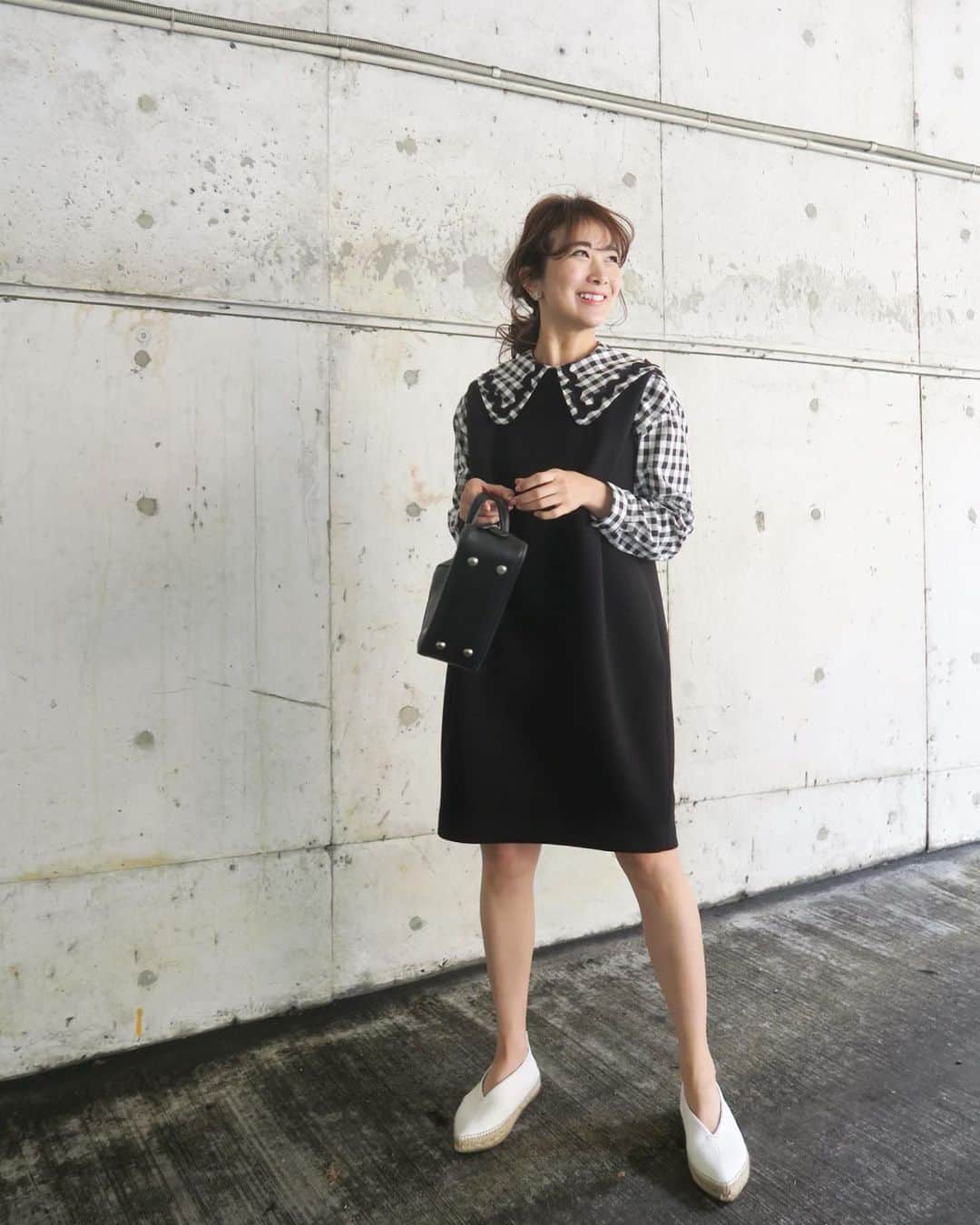 Mai Wakimizuのインスタグラム：「めちゃくちゃ好きなスタイリング♡ここ最近でダントツお気入り＼(^o^)／前髪を作ってから丸襟のアイテムがしっくりくるようになって、甘めのアイテムも自分らしく着られるようになった気がする♡前からも後ろからもどの角度からも全部見て欲しいブラウスは、先日の投稿で着ていたホワイトとギンガムの2色。好き過ぎてこれは迷わず2色コンプリート！ #wakkinstyle#ootd#coordinate#ママコーデ tops:#linkable @linkable_official(今週25日発売予定) dress:#linkable @linkable_official(今夜23:59まで予約販売中) bag:#balenciaga  shoes:#celine」