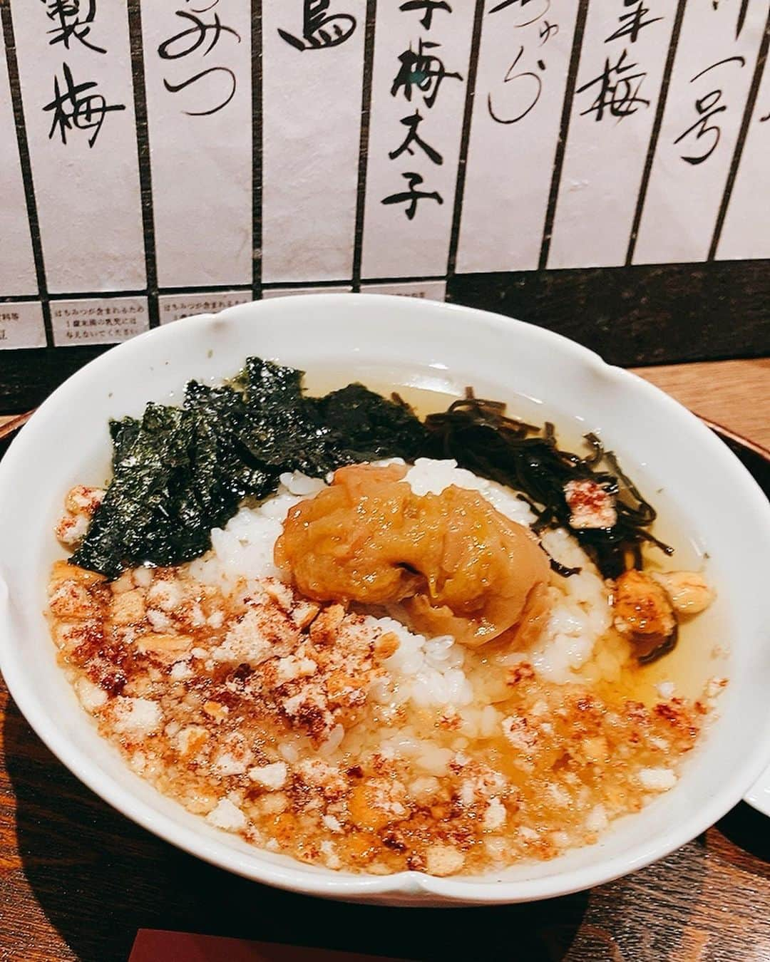 佐藤千晶さんのインスタグラム写真 - (佐藤千晶Instagram)「夫のお店『立ち喰い梅干し屋』が ソラマチに出店して1周年🌸 16種類の梅干しが食べ比べできます。 お茶漬けとお茶のお酒も大好き！  オンラインショップもあります😊 bamboo-cut.shop-pro.jp  あ、これは宣伝です。笑 えへへ。  @tachiguiumeboshiya   @bamboocut   #立ち食い梅干し屋 #立ち喰い梅干し屋1周年 #ソラマチ #梅干し #後半は去年の写真 #美味しくて酸っぱい🤤 #美味しくて甘い😊 #いろんな種類があるよ #佐藤千晶」3月22日 13時21分 - satochiaki125