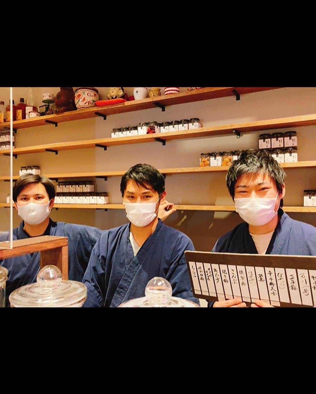 佐藤千晶さんのインスタグラム写真 - (佐藤千晶Instagram)「夫のお店『立ち喰い梅干し屋』が ソラマチに出店して1周年🌸 16種類の梅干しが食べ比べできます。 お茶漬けとお茶のお酒も大好き！  オンラインショップもあります😊 bamboo-cut.shop-pro.jp  あ、これは宣伝です。笑 えへへ。  @tachiguiumeboshiya   @bamboocut   #立ち食い梅干し屋 #立ち喰い梅干し屋1周年 #ソラマチ #梅干し #後半は去年の写真 #美味しくて酸っぱい🤤 #美味しくて甘い😊 #いろんな種類があるよ #佐藤千晶」3月22日 13時21分 - satochiaki125