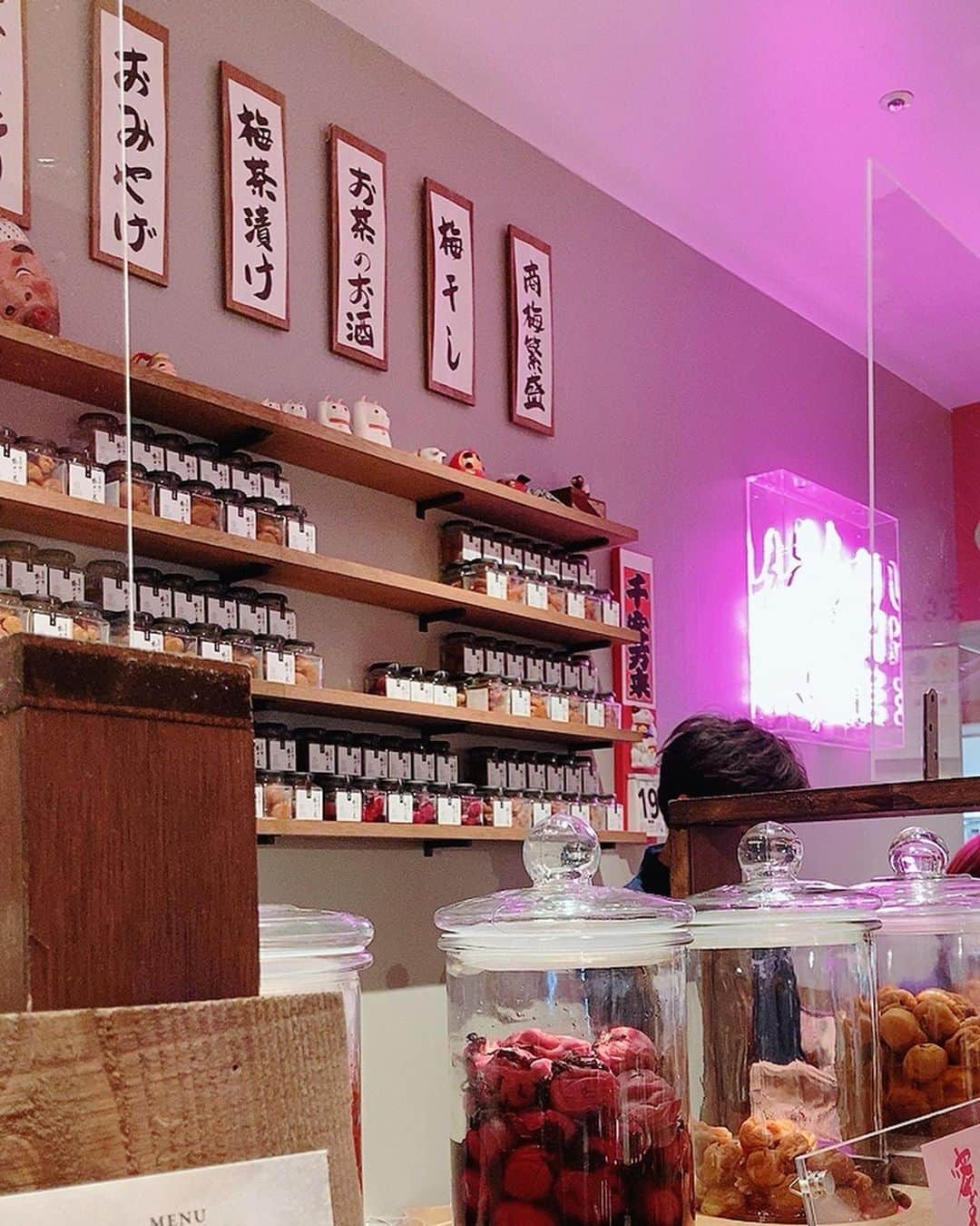 佐藤千晶のインスタグラム：「夫のお店『立ち喰い梅干し屋』が ソラマチに出店して1周年🌸 16種類の梅干しが食べ比べできます。 お茶漬けとお茶のお酒も大好き！  オンラインショップもあります😊 bamboo-cut.shop-pro.jp  あ、これは宣伝です。笑 えへへ。  @tachiguiumeboshiya   @bamboocut   #立ち食い梅干し屋 #立ち喰い梅干し屋1周年 #ソラマチ #梅干し #後半は去年の写真 #美味しくて酸っぱい🤤 #美味しくて甘い😊 #いろんな種類があるよ #佐藤千晶」