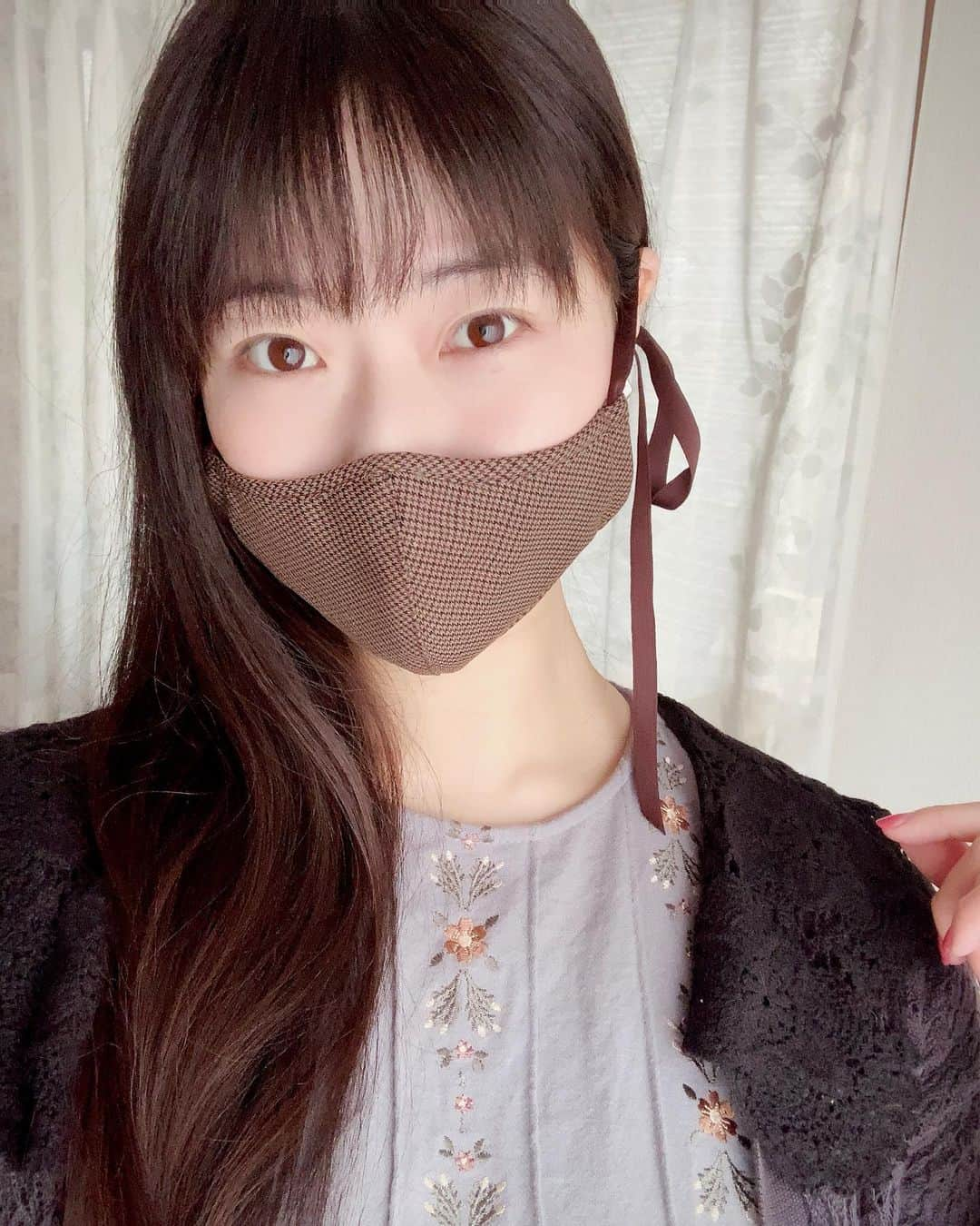 小田飛鳥のインスタグラム：「義理妹ちゃんが、お誕生日プレゼントに素敵なマスクを贈ってくれました💝 弟と相談して、決めてくれたみたい♪ いつも私に似合いそうなものを熱く語ってくれて、いつか私にマーメイドドレスを着せたいらしいです🧜‍♀️笑 凄く嬉しいや😷 #マスク #mask #マーメイドドレス #着られるかな笑」