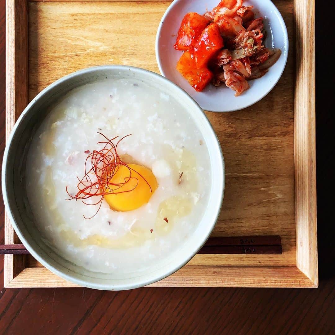 志摩有子さんのインスタグラム写真 - (志摩有子Instagram)「お手軽ランチ。 冷凍庫にストックしている大東園の参鶏湯粥を温めて卵を落として。さっぱりじんわりうまし。これがあるととっても便利。  #大東園 #参鶏湯粥 #冷凍保存」3月22日 13時52分 - ariko418