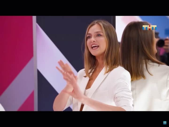 ヴラダ・ロスリャコヴァのインスタグラム：「Вы посмотрели первый выпуск?  Какие впечатления?  Мне было очень интересно смотреть отбор, и знакомиться с историями девушек, ведь во время съёмок я совсем ничего не знала о них, таких разных, с завидным рвением приступившим к экспериментам, чудесных тигрицах 🐅  Кто ваши фаворитки?  @tnt_top_model」