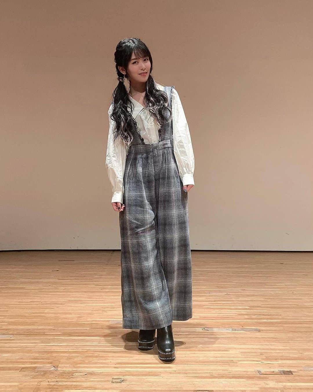 相羽あいなのインスタグラム：「#ハマリガタリG コーデ。 シャツ・パンツ・ブーツ @moussyofficial  春コーデだー 最近ブルーアイテム多い気がする💙 #春コーデ  #moussy」