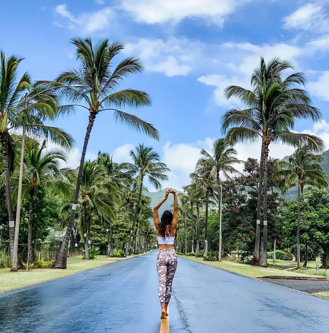 マヤ アリーナのインスタグラム：「How could you not want to take care of this amazing place we call Earth?🌏 #thereisnoplanetb   最近のココナッツワイヤレス見てくれたかな？キャサリンちゃんがローカルのヨガウェア撮影中に突撃🙃しかも野生のピーコックが撮影に参加🦚撮影の後は美味しなランチと初めて行くビーチ沿いのバーで一杯🍻リンクはプロフィールに入っているよ! 見てくれてありがとうね☺️」