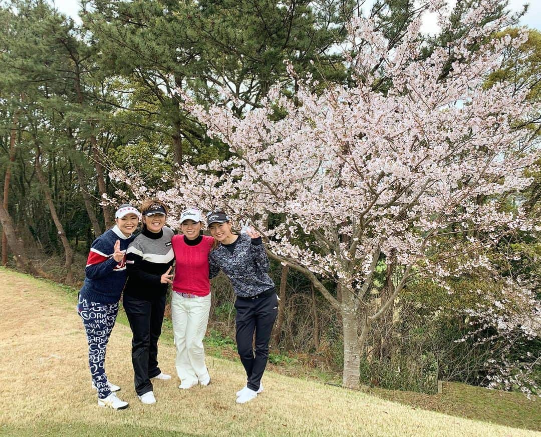 のインスタグラム：「. . ステップ開幕戦 ラシンク・ニンジニア/RKBレディース . . 今年も【ゆっくりじっくりマイペースに】 . . 昨年から三觜コーチにならい始め 少しずつ出来ることも増えてきました!! それをいかに試合で出来るかを 自分でも楽しみに、そして焦らずに 笑顔で過ごせる1年にします(≧∇≦) . . 開幕は福岡カンツリー倶楽部 和白コース。 アンダーでプレー出来たのは過去1ラウンドだったはず。 . 今週の目標は 『和白を好きになって帰る！』です。笑 温かく応援よろしくお願いします🥺 . . #藤田光里 . . . 練習ラウンド★ #福嶋浩子 さん  #大津くるみ さん #井上希 さん 今年もよろしくお願いします♥️」