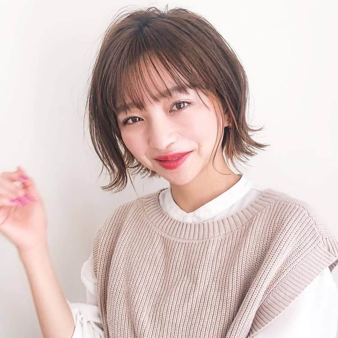 HAIRのインスタグラム：「「遊び心を毛先にこめたカットはいかが🌈」 HAIR掲載スタイリスト：鎗田聖乃  （ ＠yarita_56 ） . -----------------------------------------------------------  Follow me👉🏽 @hair.cm  HAIR webサイトは「HAIR（ヘアー）」で検索！✨  -----------------------------------------------------------  HAIRは、お客様の『なりたいを叶えるスタイリスト』が集まるサイトです。  日々スタイリストの方々の素敵なヘアスタイルを掲載しています。  投稿スナップ数約40万の中から、気に入ったスタイルを見つけませんか？  HAIRを通じてサロンに予約もできますよ！💕  ----------------------------------------------------------- . . #ボブ #ボブヘア #切りっぱなしボブ #レイヤーカット #ヘアスタイル #髮型 #髮型屋 #髮型設計 #发型 #短髮 #日系髮型 #女生髮型 #女生短髮 #염색 #헤어 #단발 #bob #복구펌 #짧은머리 #숏컷」