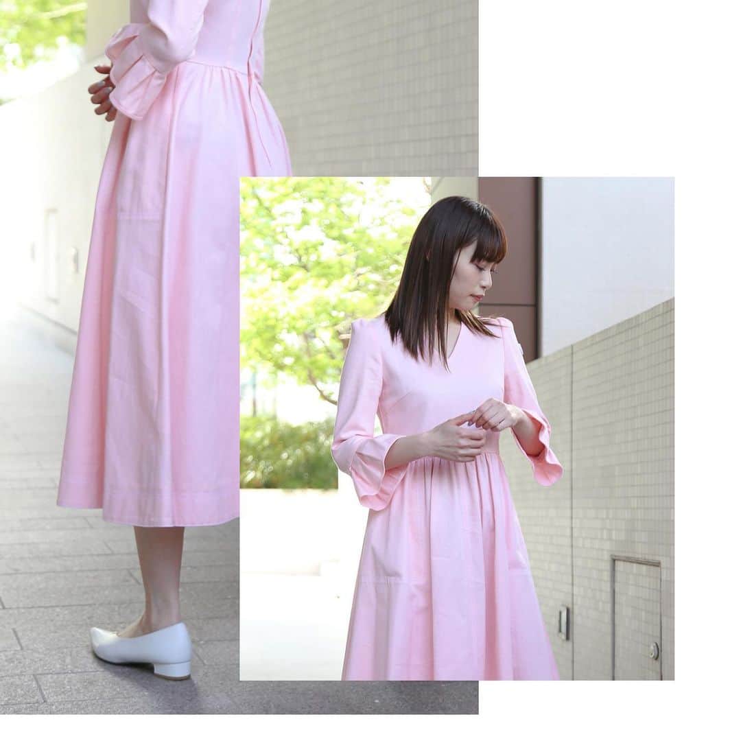 BORDERS at BALCONYのインスタグラム：「春らしい暖かな日々が続くようになってきましたね🌸⁠⁠ ⁠⁠ 先週発売開始したこちらのミディ丈カラードレス！⁠⁠ 明るいカラーも、ふんわりとした優しい色味なので肌なじみ良く着やすいのが嬉しい✨ピンクで気分が上がります💕⁠⁠ ⁠⁠ 太番手のホワイトステッチのおかげで、甘すぎず大人のカジュアルさを演出します✨⁠⁠ ⁠⁠ パンプスやスニーカー、合わせるバッグなど小物づかいで違った印象を与えてくれますよ！⁠⁠ ⁠⁠ COLOR DRESS / 60,000yen + tax⁠⁠ .⁠⁠ .⁠⁠ .⁠⁠ Color dress started selling last week!⁠⁠ This is the perfect PINK for spring, and you will get happier!⁠⁠ ⁠⁠ White stitch gives good balanced mature casual feeling💕⁠⁠ .⁠⁠ .⁠⁠ .⁠⁠ #bordersatbalcony #ボーダーズアットバルコニー #ボーダーズ #BORDERS #柴田陽子 #yokoshibata⁠⁠ #新商品発売 #productlaunch ⁠⁠ #newproductalert #新商品」