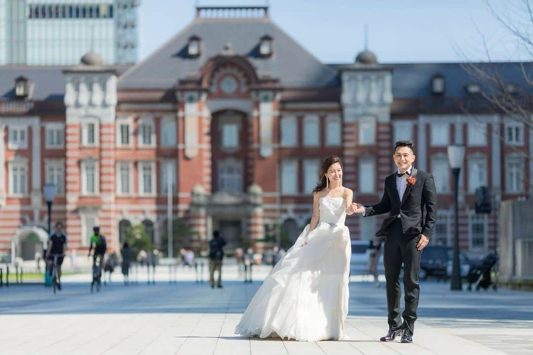 Ayaさんのインスタグラム写真 - (AyaInstagram)「先日のデータが届きました✨ 東京駅でスタジオゼロさん @studiozero_tokyo  の weddingの撮影でした👰🤵 この日ビル風が凄くて何回も 飛ばされそうになりながらの撮影でした😂笑  でもめちゃくちゃ楽しかったなぁ💓 東京駅ってめちゃお洒落やなぁ🌃✨  📸@yoshihiro_shinmoto_studiozero 💇‍♀️ @eri_studiozero . #wedding#東京駅#丸の内#東京駅前撮り #ロケーションフォトウェディング#フォトウェディング  #スタジオゼロ#ブライダルモデル#プレ花嫁」3月22日 20時02分 - aya__fit