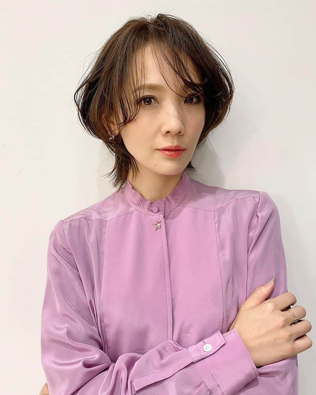 壱城あずさのインスタグラム：「.﻿ 久しぶりに美容院でヘアメンテナンス。﻿ いつもセンスいいAYさんにおまかせ⭐︎ 細めのメッシュにくすみ系カラーをかぶせたナチュラルハイライトカラー。﻿ 長めのウルフショートヘアに立体感を出してくれました。﻿ 春を感じる柔らかいヘアスタイルにしてくれてありがとうございます🌸﻿ ﻿ #美容院﻿ @ay_0305  #ハイライトカラー #メッシュカラー #ショートヘア #壱城あずさ﻿ #しーらん﻿」