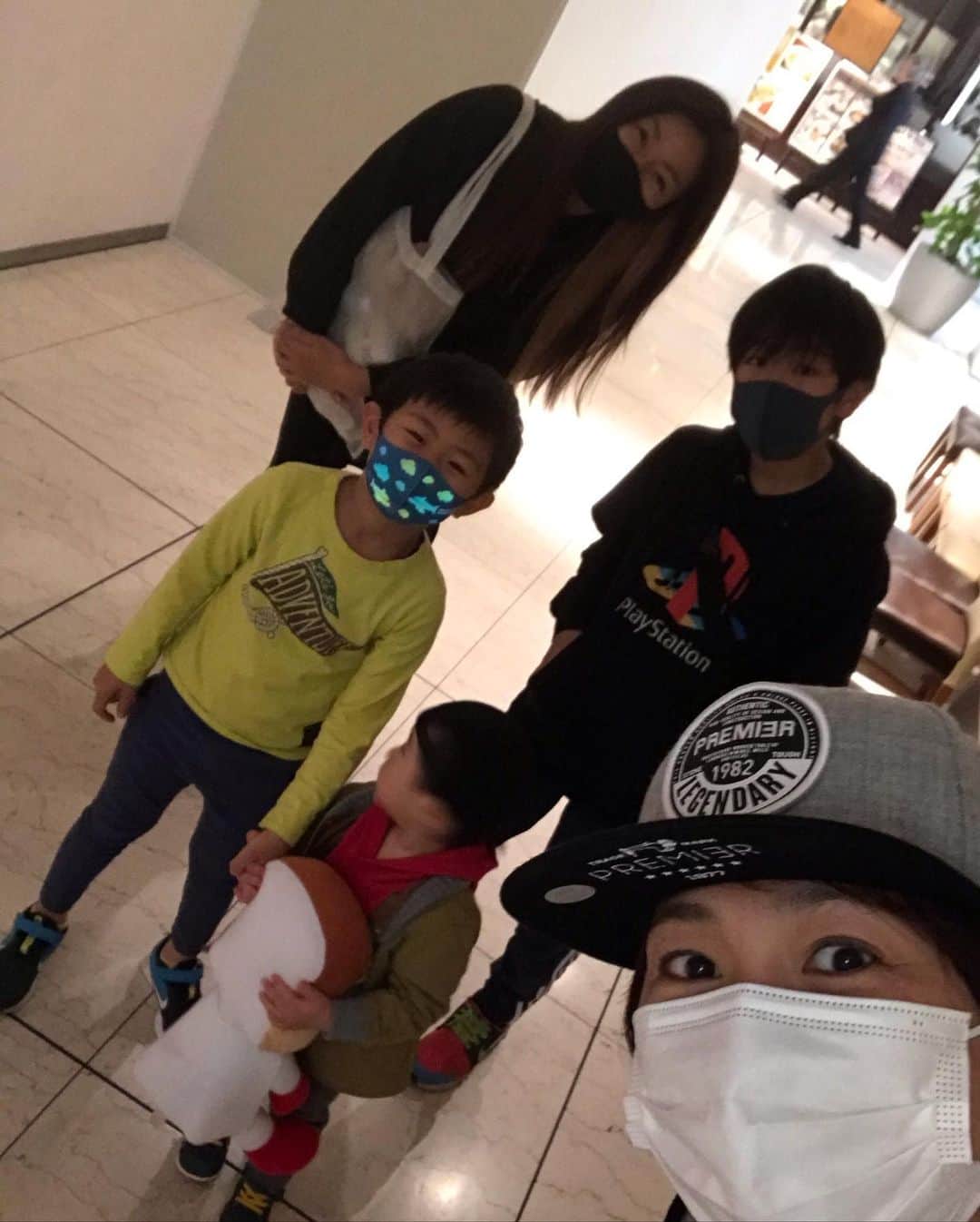 高橋みゆきのインスタグラム：「カズさんと😊❣️息子2人も来てくれた〜😆心坊大喜びでした🎶ありがとう！！ #シッター #お兄ちゃん2人に #心坊テンション上がりっぱなし #野球しよ #食パンまん🍞 #帰りも離さず #車もありがとう」