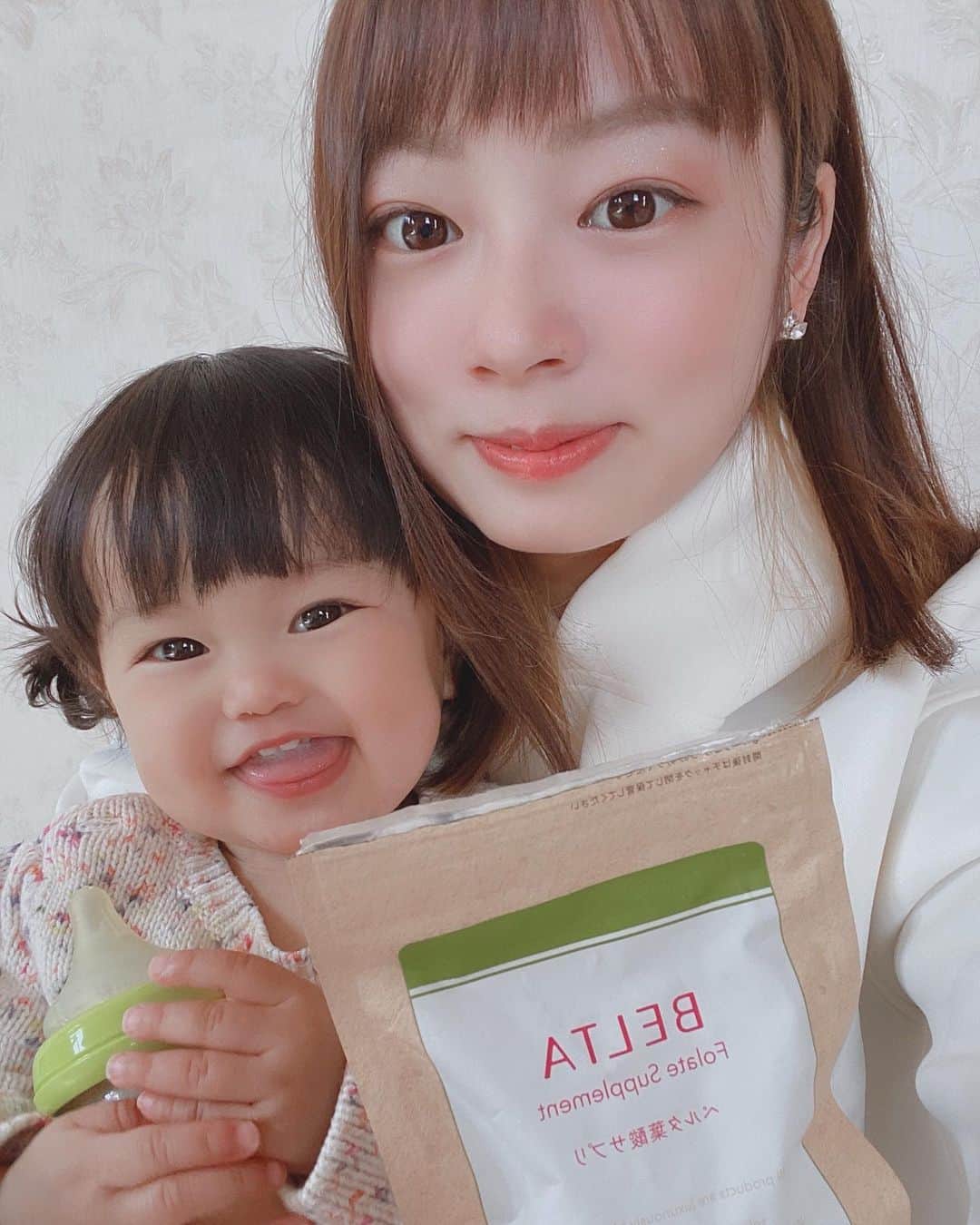 永井美津穂のインスタグラム：「1人目の妊娠中から産後まで、﻿ そして今回も2人目を妊娠する前から﻿ 飲み続けている必要不可欠な葉酸サプリ🌿﻿ ﻿ 葉酸は妊娠前から産後の方に﻿ 摂取することをすすめられているみたい✨﻿ ﻿ BELTAの葉酸サプリは国産で無添加、成分がとっても安心。﻿ 全国640箇所の産婦人科で紹介されているんだって◎﻿ 葉酸以外にも、妊娠中に重要とされる成分（ビタミンD、ビタミンE、亜鉛）を、厚生労働省の推奨量含んでいるとのこと💡﻿ ﻿ BELTAの葉酸サプリは﻿ 妊娠中の匂いが敏感な時期でも﻿ 抵抗なく飲むことが出来ます💯﻿ ﻿ これから妊活を始める方、﻿ そして妊婦さんは是非☺️🌿﻿ ﻿ #葉酸サプリ　#葉酸　#ベルタ葉酸サプリ﻿ #ベルタ葉酸　#BELTA #ベルタ #pr﻿ #葉酸サプリメント部門1位　#マタニティマーク﻿ ﻿ のんちゃんのお鼻くそ付き笑顔が可愛いな😚💕」