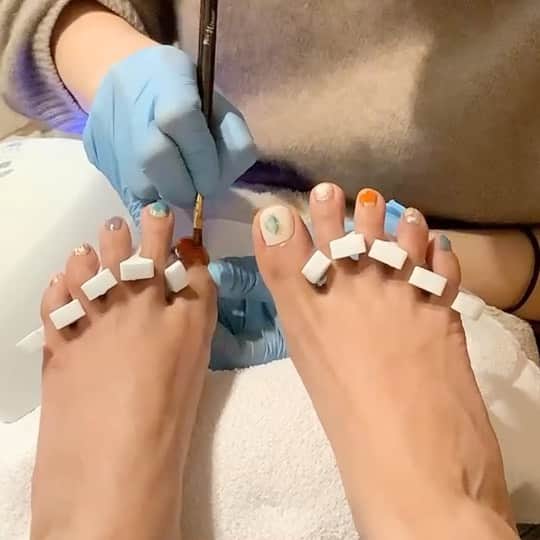 関根祥子のインスタグラム：「💃🏼💃🏼💃🏼  自分が塗っているところなかなか見ることないから嬉しい。 筆の動きって気持ちいいね🧡」