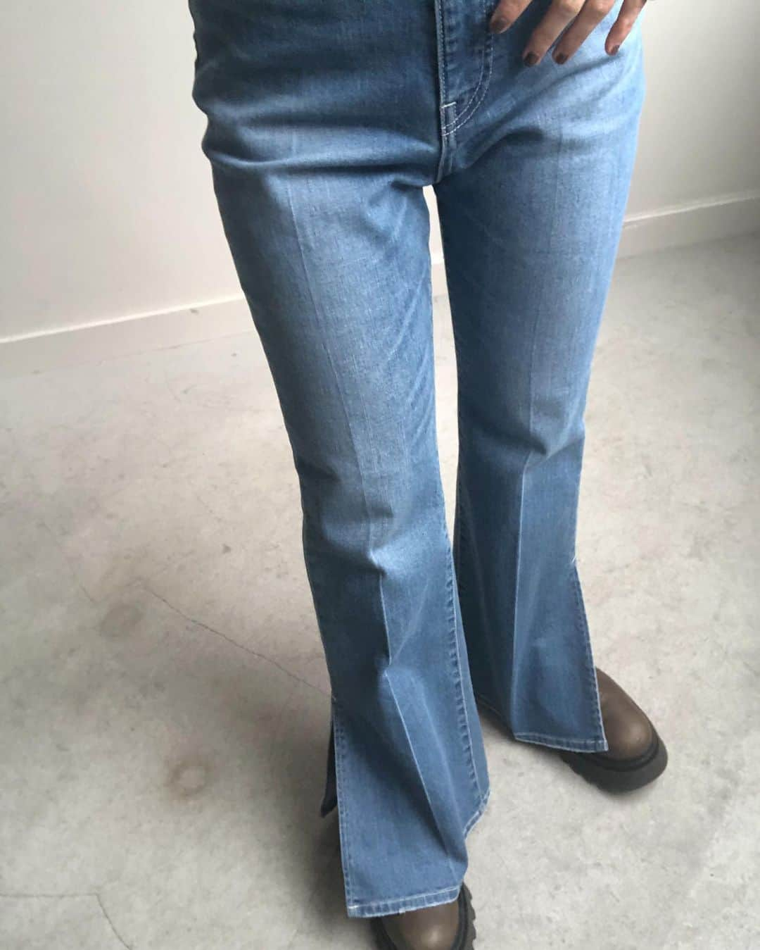 Mio Nagaiさんのインスタグラム写真 - (Mio NagaiInstagram)「. スーパーデニム見つけた〜👖 これめっちゃスタイルよく見えない？？ 153cm(こないだ久々に身長測ったら153.8だった)で5cm厚底履いてジャスト✨✨ ストレッチ効いててめちゃくちゃ履きやすいし、超おすすめです。デニムなのにノンストレス。着用はサイズ1だよ。  #jancidium #leinwande #3912higashi #HIGASHI_COMMUNICATOR」3月22日 14時54分 - mio_nagai68