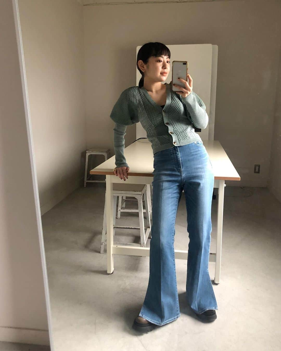 Mio Nagaiさんのインスタグラム写真 - (Mio NagaiInstagram)「. スーパーデニム見つけた〜👖 これめっちゃスタイルよく見えない？？ 153cm(こないだ久々に身長測ったら153.8だった)で5cm厚底履いてジャスト✨✨ ストレッチ効いててめちゃくちゃ履きやすいし、超おすすめです。デニムなのにノンストレス。着用はサイズ1だよ。  #jancidium #leinwande #3912higashi #HIGASHI_COMMUNICATOR」3月22日 14時54分 - mio_nagai68