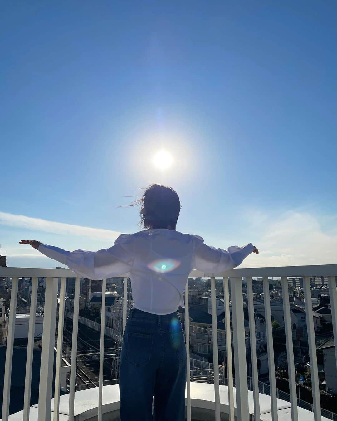 岡崎紗絵さんのインスタグラム写真 - (岡崎紗絵Instagram)「陽が綺麗でした〜 船の甲板ぽくてひとりタイタニック🕊  #amilully  #タイタニック #探査機が船に入っていくシーン #めちゃくちゃ好き」3月22日 16時18分 - sae_okazaki