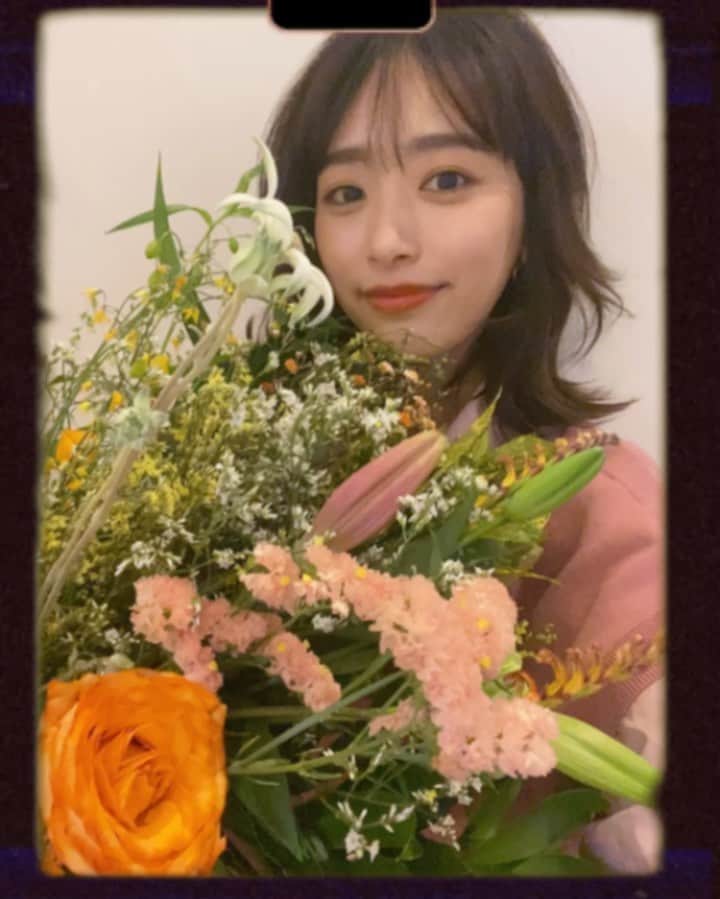 近藤千尋のインスタグラム：「撮影で使ったお花 もらっちゃった〜ん♥️🌼 たまには動画🎥 おうちのお花が枯れてきちゃってたから 嬉しいーーー😭✨✨✨ 今週も一週間頑張りましょ🙋‍♀️🙋‍♀️  お天気崩れる前に お迎えいくぞーーーーー🚲❗️❗️」