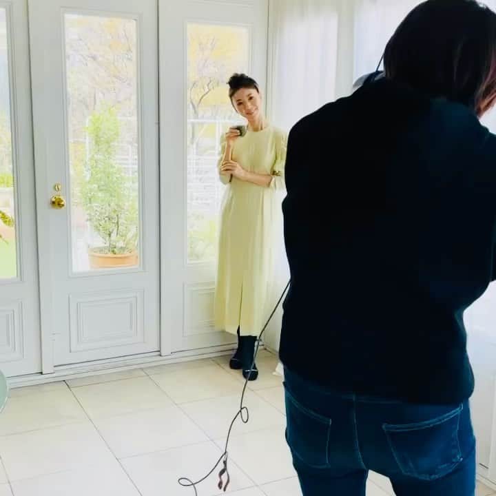 のインスタグラム：「今日は会報誌用撮影日  5月号を中心に撮影しています🌱  まずは 「君島家の美味しい朝汁」 の衣装はセルフォードさんのワンピース☘️✨@celford   私が飲んでるのは……  スマート乳酸菌 京挽ききな粉 長命草 ブロッコリースプラウト…とま 九州産大麦の若葉🌱の粉末青汁です👍🏼  欲しい栄養を普段の食事だけで充分に摂るのは難しいけれど、今の環境の事を考えたらプラスαを考えても良いかと🍀✨  私は豆乳やアーモンドミルクに混ぜて 飲む事で 腸内環境ケアしてます😊  感染症対策だけではなく 花粉症や、寒暖差などもあって、 心と身体に疲れが出やすい日々 だったりするので、 自分で出来る範囲でのケアは 続けたいなぁって思います🍀  #腸内環境#腸活#腸からキレイ#君島家の美味しい朝汁 #ftcbeauty #ftc #君島十和子 #十和子肌 #skincare #スキンケア #美肌 #ビューティー  #美容  #instaskincare  #instabeauty #フェリーチェトワコ #ftcaoyama #ftc店舗 #表参道コスメ #tokyocosmetics #カメラマン#当瀬真衣さん＃当瀬真衣」