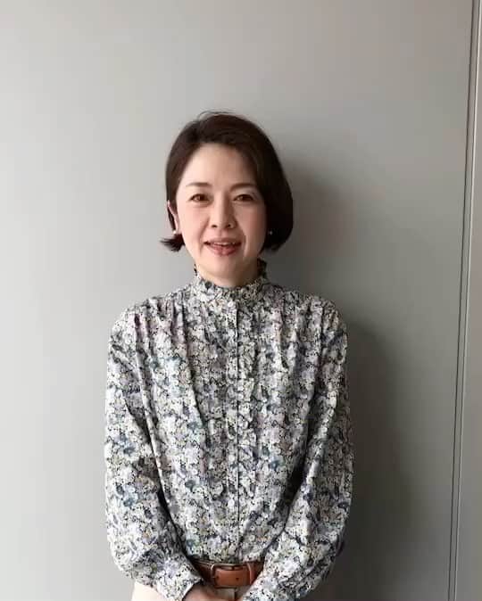 フジテレビアナウンサーのインスタグラム：「. 【おうち応援プロジェクト】「デジタル紙芝居」 毎週月曜日はメイキングや作品にまつわるコメントを投稿しています。  今週はデジタル紙芝居の事務局も務める西山喜久恵アナウンサー☺️ デジタル紙芝居を給食の時間に取り入れてくださっている学校があるとか…！ 思わぬ形で楽しんでいただき、私たちもとても嬉しいです✨  実際の作品は👇 第６回　「手袋を買いに」　新美南吉 読み手：川野良子・大村晟・永島優美・新美有加 読み順：始め～永島優美 　　　　03:31～大村晟 　　　　07:46～新美有加 　　　　11 48～川野良子 挿絵：杉山宏樹（フジテレビ美術制作局））  YouTubeでも配信中 →『フジテレビ　デジタル紙芝居』で検索してください☺️ ぬりえや台本はフジテレビCSRのHPでダウンロードできます🎨 →『フジテレビ　おうち応援プロジェクト』で検索してみてください☺️  デジタル紙芝居〈これまでの5作品〉は… ☺︎IGTV動画 ☺︎ストーリーのアーカイブ いずれの方法からもご覧いただけます☺️  #フジテレビアナウンサー #川野良子 #大村晟 #永島優美 @yuumi_nagashima  #新美有加 @yuka_niimi.49  #デジタル紙芝居 #手袋を買いに #新美南吉 #読み聞かせ #国語 #音読 #低学年 #Kamishibai #kenjimiyazawa #japanesestorytelling #storyforkids #beautifulcolors #onlinebookreading #homelearning」