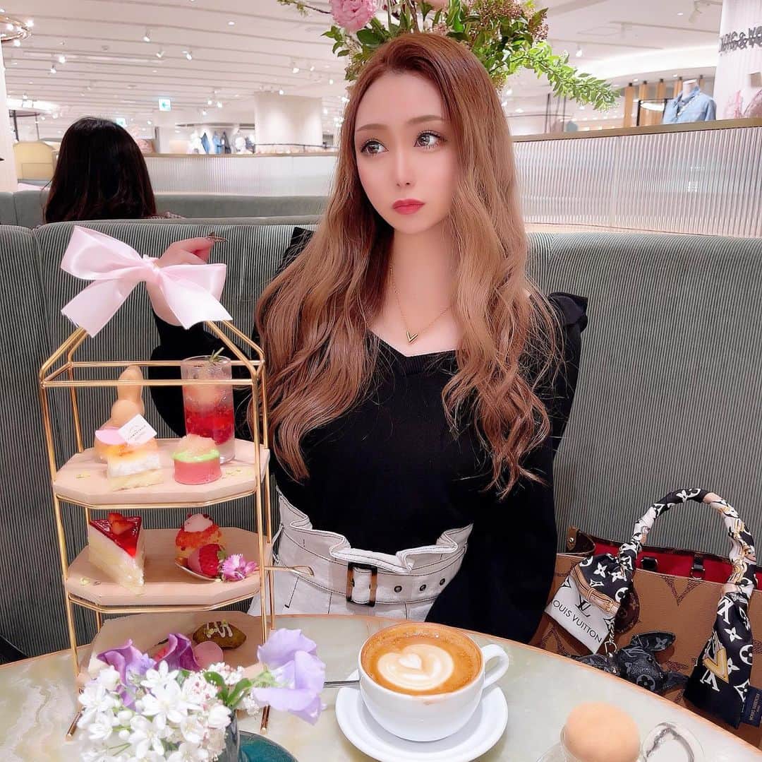 HIMEKAのインスタグラム：「. . 三越でアフタヌーンティー🫖💕 こんなところにあると思わなかった🤣 ショッピングの休憩に最適な場所じゃん💖 . . #アフタヌーンティー」