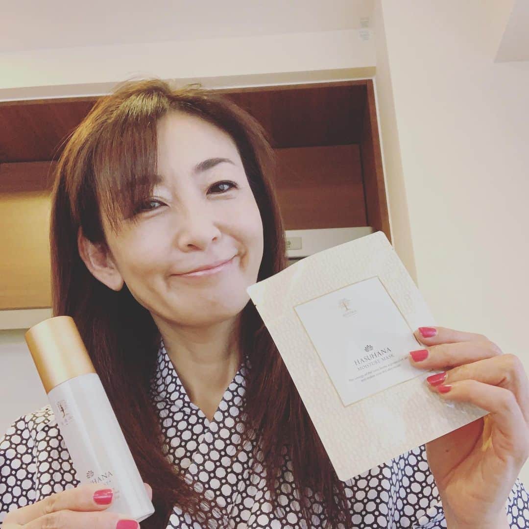 中島史恵さんのインスタグラム写真 - (中島史恵Instagram)「私のロケの必需品はズバリ『バラカのハス花エッセンスミスト🌸』。  乾燥がお肌の1番の敵なので、特にロケ中は乾燥が気になる時にシュッシュしてます💕。お化粧の上から使えるのも嬉しいところ😆。  フランキーセンスにラベンダー、そして女性ホンモンを整えてくれるのに効果的と言われるゼラニウムの香りがミックスされてとってもいい香りなんです😊。アンチエイジング的にもおすすめですよん💕。  今日は朝早いので、マスクして明日に備えまぁす❤️バラカシリーズは他にもバスソルトやヘッドスカルプケアーとかもあるのですが、気に入ってavityでも販売させて頂いておりますので、ご興味持って頂いた皆様はぜひavityで試してみて下さいね😊🌟  "My must-have item for location is ""Rose Flower Essence Mist🌸""."  Dryness is the biggest enemy of the skin, so I use it especially when I'm worried about dryness while on location 💕I'm also happy to be able to use it over makeup😆  It has a very nice scent with a mixture of Frankie sense, lavender, and geranium scent, which is said to be effective for adjusting female honmon😊It is also recommended for anti-aging 💕.  It's early in the morning today, so I'll wear a mask and prepare for tomorrow❤️ There are other Barraka series such as bath salt and head sculpture care, but I like it and sell it on avity, so if you're interested, please try it on avity😊🌟  ＃バラカ #ハス花エッセンスミストプラス  #ハス花モイスチャーマスク ＃旅の必需品」3月22日 17時19分 - fumielove0614
