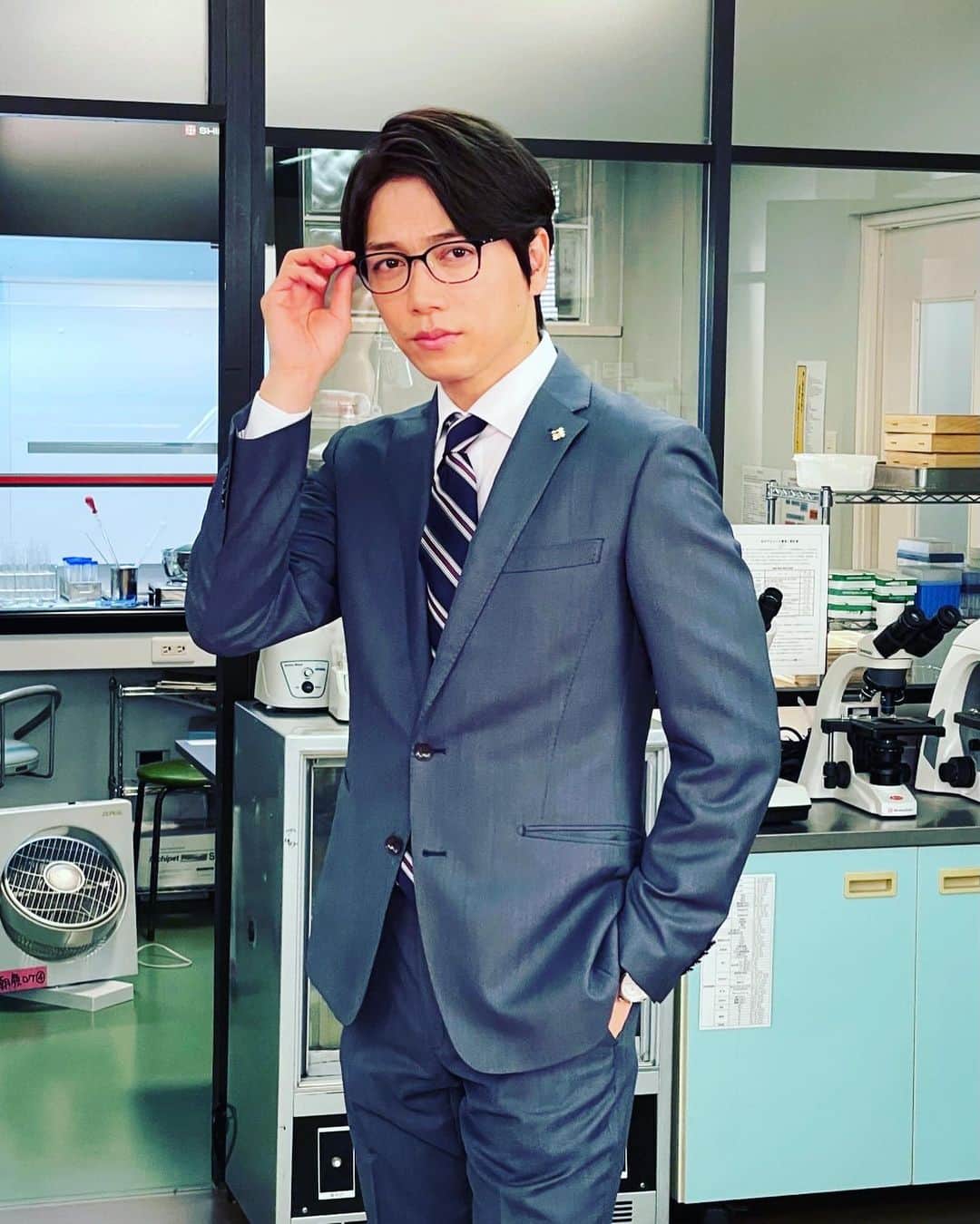 【公式】監察医 朝顔のインスタグラム：「今夜9時放送「監察医朝顔」最終回に❗️﻿ 竹野内豊さん主演﻿ 4月クールの月9 「イチケイのカラス 」から﻿ 山崎育三郎さんがご出演されます🤗✨﻿ ﻿ 山崎さんが「イチケイ」で演じるのは、﻿ 正義感の強いクールな検事・井出伊織✨﻿ 井出検事がひょんなことから法医学教室にやってきて… 女性陣メロメロ⁉️﻿ どんなシーンになるのかな⁉️﻿ ﻿ 朝顔からイチケイへ🏃‍♀️💨﻿ クールを超えたコラボをお楽しみに🤝 ﻿ #監察医朝顔 #朝顔﻿ #最終回今夜9時放送﻿ #30分拡大﻿ #イチケイのカラス﻿ #山崎育三郎﻿ #上野樹里﻿ #時任三郎﻿ #風間俊介﻿ #山口智子﻿ #フジテレビ﻿ #月9」