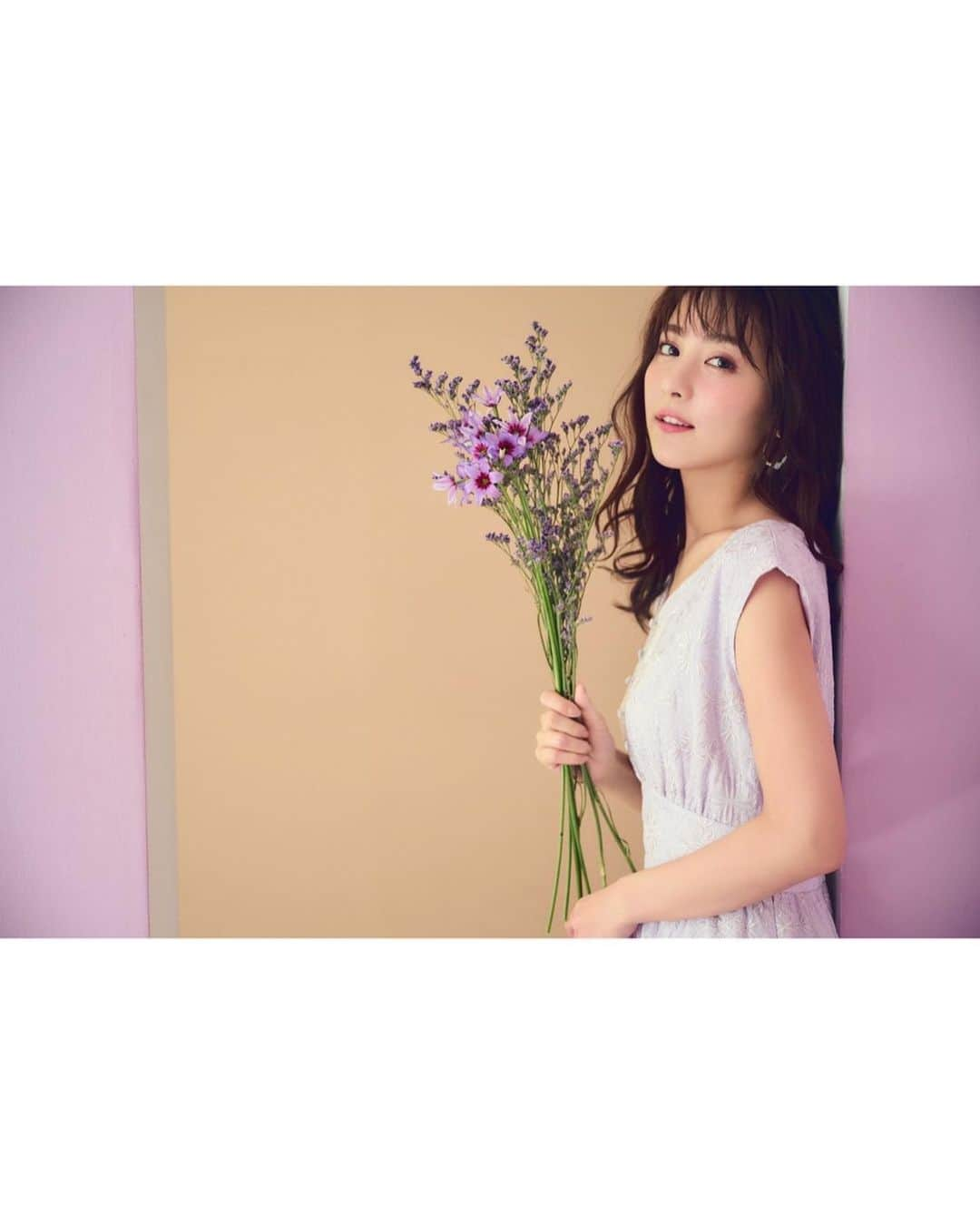 石川恋さんのインスタグラム写真 - (石川恋Instagram)「#Noela 2021 SPRING COLLECTION💐 一枚持っているだけでコーデの主役になる、 華やかで春にぴったりなお洋服たち。 ぜひチェックしてください💜 ▶︎▶︎https://noela.jp/Page/Feature/210319NOE_21SP/」3月22日 17時27分 - ren_ishikawa