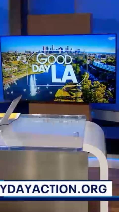 バーレット・フォアのインスタグラム：「Every Day Action is the solution  to the problem that has haunted Hollywood for decades: food waste. We take leftover meals from film and TV sets and put it into the hands of unhoused people all over LA. Less waste. Less Hunger. Win win! Lights! camera! Every Day Action!YourEveryDayAction.org」