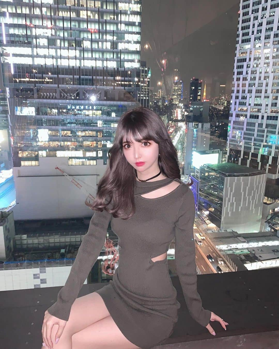 吉川ちかさんのインスタグラム写真 - (吉川ちかInstagram)「キラキラ夜景とちかさん！ 東京の空って明るいの🥺💓 . 田舎の空は真っ暗なんだけど 星がすごくキラキラしてる…… この地球🌎に住ませて貰ってることに感謝☺️💓 . #夜景#キラキラ#夜景撮影 #夜景デート #夜景が綺麗#渋谷#渋谷ディナー #素敵な空間#生きてるだけで丸儲け」3月23日 4時47分 - yoshikawachika_1116