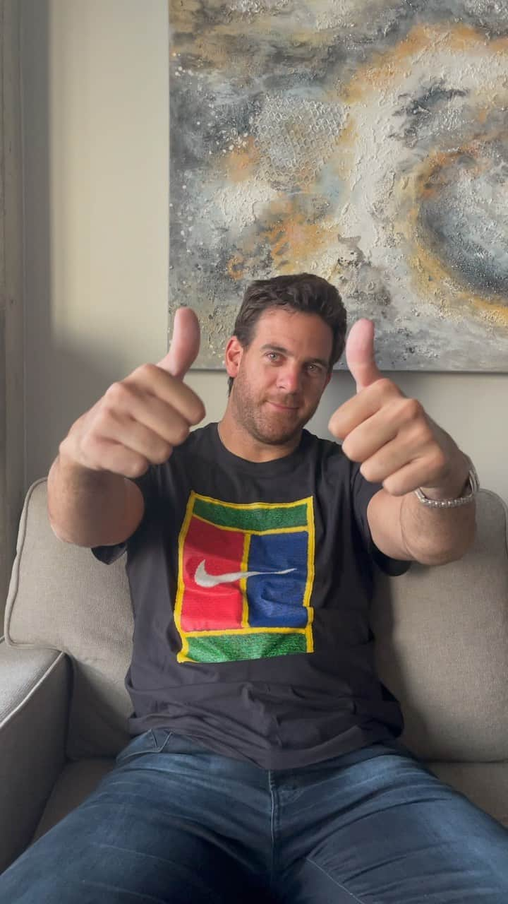 フアン・マルティン・デル・ポトロのインスタグラム：「Hey there! I wanted to say hello and tell you I’m currently in Chicago. I’ve been consulting Dr. Jorge Chahla and the news is that tomorrow I’ll undergo another surgery on my knee. We’ve tried conservative therapy but the pain is still there. He knows I want to play tennis again and be able to play the Olympics, so we agreed that surgery should be done as soon as possible.   Of course, these last few weeks weren’t easy for me. Everything’s so hard since my father’s passing. But also, I feel the strength he sends me from above. I had this day in which I woke up and called the doctor. I knew I had to try again.   I hope I can overcome this painful situation. I won’t stop trying. Of course, your messages and best wishes are always welcomed. Thanks for the love. Take care. ❤️」