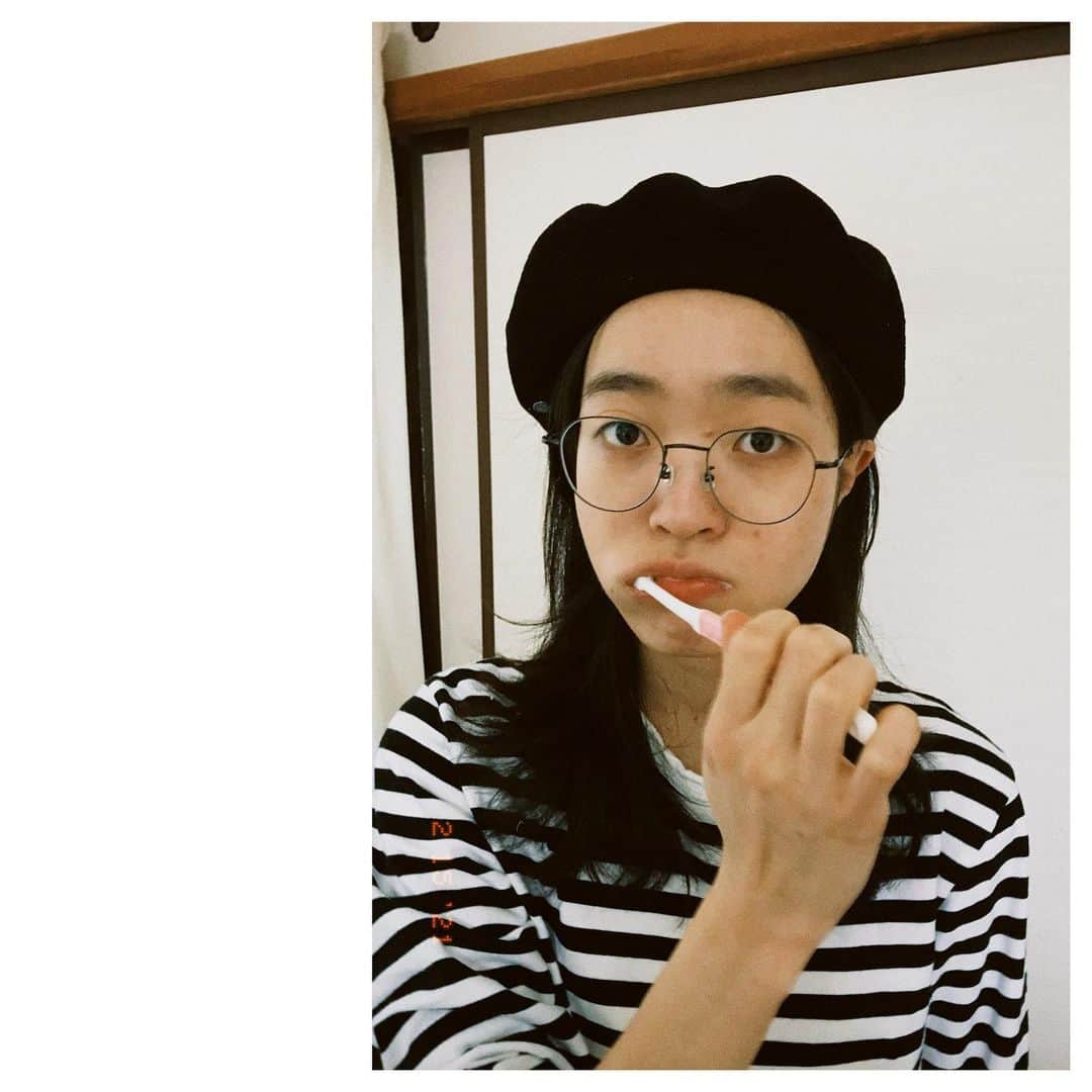 山本真莉さんのインスタグラム写真 - (山本真莉Instagram)「🪥👓🐼 眼鏡とベレー帽と歯みがき時間 生活感を #視力は悪いです」3月22日 20時09分 - ymmryl