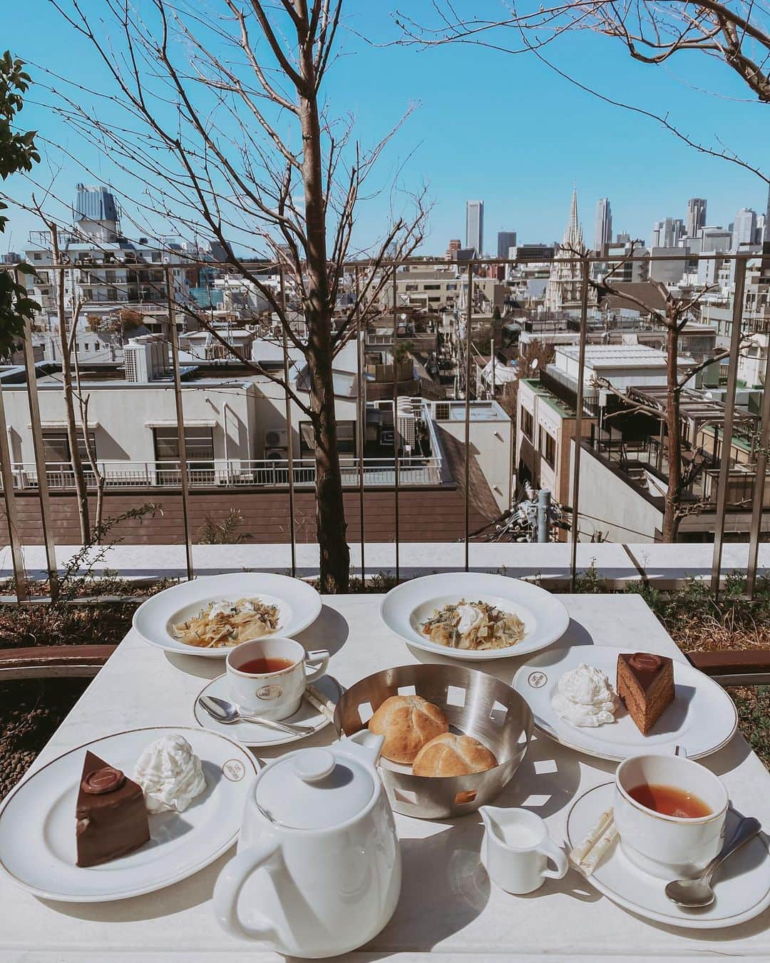 RUI ONUMAのインスタグラム：「ㅤㅤㅤㅤㅤㅤㅤㅤㅤㅤㅤㅤㅤ 𝑂𝑚𝑜𝑡𝑒𝑠𝑎𝑛𝑑𝑜♡ ㅤㅤㅤㅤㅤㅤㅤㅤㅤㅤㅤㅤㅤ 表参道テラスランチ☕️ @cafe_landtmann_aoyama  ㅤㅤㅤㅤㅤㅤㅤㅤㅤㅤㅤㅤㅤ テラス好きーっ🌿 ちょうどセントグレースも見えていいかんじ⛪️ ㅤㅤㅤㅤㅤㅤㅤㅤㅤㅤㅤㅤㅤ ケーキのザッハトルテが有名なお店だよん🤎 ひさびさにあんじゅ @anju_777  と朝？活ランチしてきたん♡ ㅤㅤㅤㅤㅤㅤㅤㅤㅤㅤㅤㅤㅤ 風強めだったけどお天気良い日の テラスランチはよき♡ ㅤㅤㅤㅤㅤㅤㅤㅤㅤㅤㅤㅤㅤ テラスの外側、1番手前の席だよん！ 予約がおすすめですん📞 ㅤㅤㅤㅤㅤㅤㅤㅤㅤㅤㅤㅤㅤ ―――――――――――――  🗺 #東京 #表参道 #tokyo #omotesando  📍#カフェラントマン #cafelandtmann  📮107-0061 東京都港区北青山3-11-7 ⏰ 11:30〜20:00 ―――――――――――――」