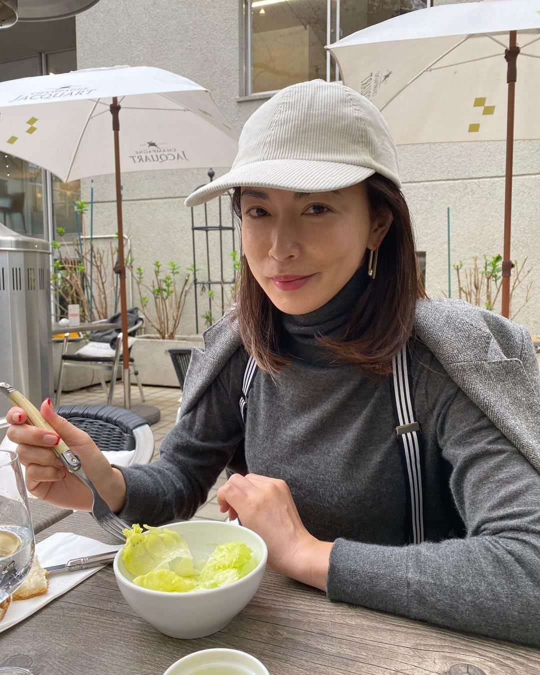 長谷川京子さんのインスタグラム写真 - (長谷川京子Instagram)「15年前によくご一緒させてもらっていたカメラマンの新津保氏と3日ほど前に久しぶりに会ったと思ったら、今日もランチで遭遇。 一緒にモルディブやハワイに行った日の事を話して。 新津保さんの纏う気が穏やかで心地よくて、元気をもらえた時間でした。 ご飯中なのに、お喋りに付き合ってくれてありがとうございました😊 @kenshu_shintsubo  #lunch#terrace#桜#cherryblossom」3月22日 20時33分 - kyoko.hasegawa.722