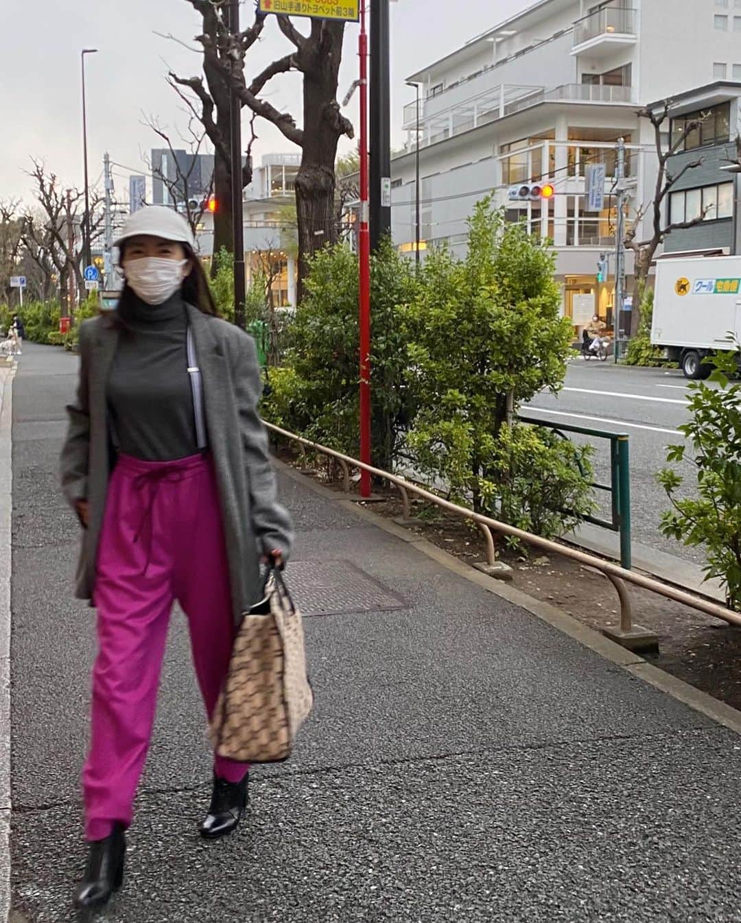 のインスタグラム：「15年前によくご一緒させてもらっていたカメラマンの新津保氏と3日ほど前に久しぶりに会ったと思ったら、今日もランチで遭遇。 一緒にモルディブやハワイに行った日の事を話して。 新津保さんの纏う気が穏やかで心地よくて、元気をもらえた時間でした。 ご飯中なのに、お喋りに付き合ってくれてありがとうございました😊 @kenshu_shintsubo  #lunch#terrace#桜#cherryblossom」
