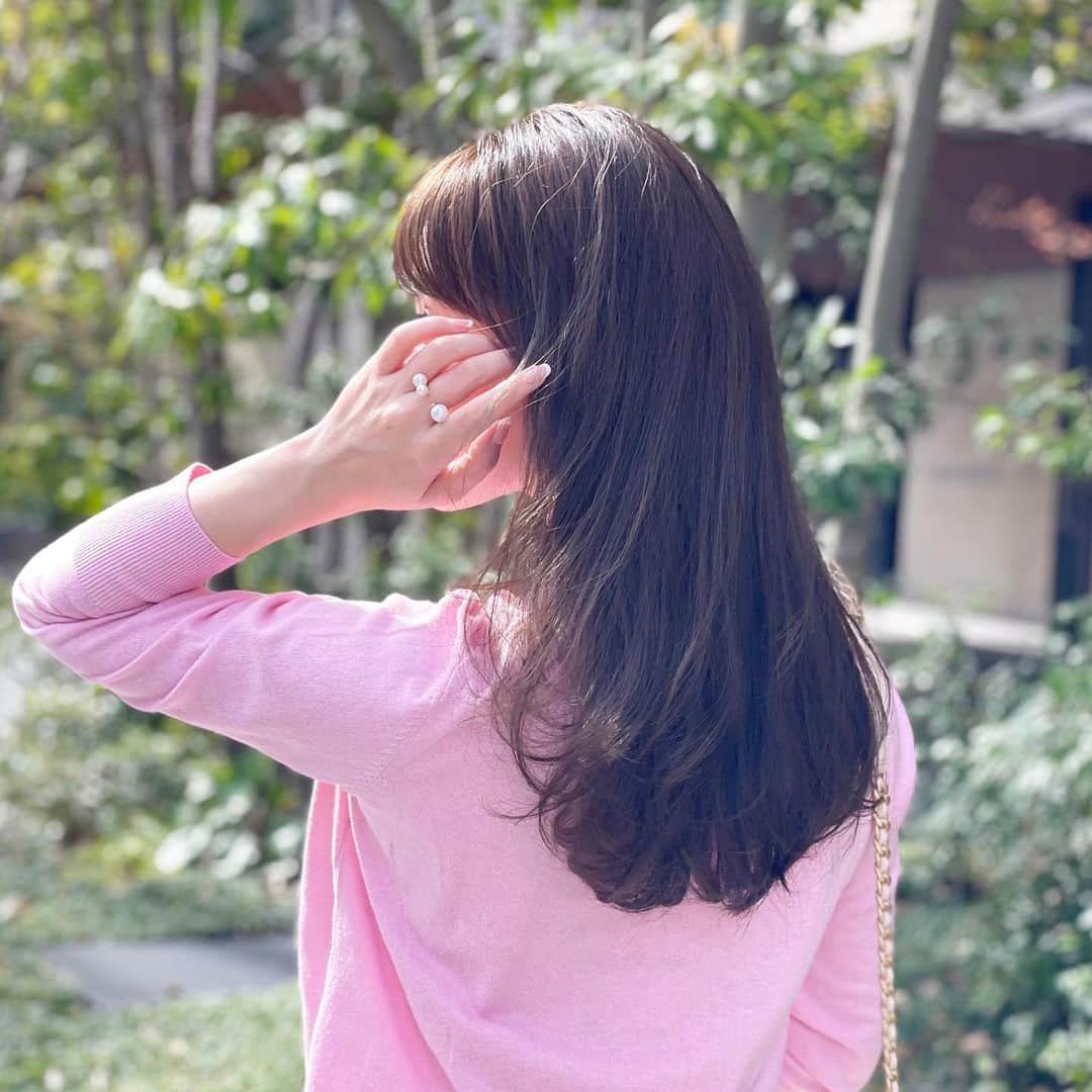 吉田美紀さんのインスタグラム写真 - (吉田美紀Instagram)「・ ・ ホームケアで確実に変わったと一番に感じるのが『髪』 ・ こんなにシャンプーとコンディショナーで変わるなら なぜもっと早くから取り入れていなかったんだろうと 感じます。 ・ @eral_official  2月にリニューアルしたものを早速使ってます♡ ・ とにかくイイ！のひとこと♡ ・ 髪にボリュームができたし 一本一本がしっかりとしてきてる！ ・ そして、自分でもびっくりする艶！ 明らかに前とは違います✴︎ ・ 頭皮の乾燥や、細毛、薄毛、白髪など悩んでいる方に 特におすすめのシリーズみたい･:*+. ・ 正にわたし達世代の！！ですね！ ・ 実際に本当にいい♡と感じたものしか 載せないと決めていますが ERALは本当に胸を張ってオススメしたいです！！ ・ ・ #eral #haircare #shampoo #hairtreatment #beauty #イーラル#イーラルプルミエ #ストレッチオール #頭皮美容液 #頭皮エッセンス#ホームキュア #美容室専売品 #サロン専売品 #エイジングケア #頭皮ケア #スカルププケア」3月22日 20時31分 - miki__yoshida