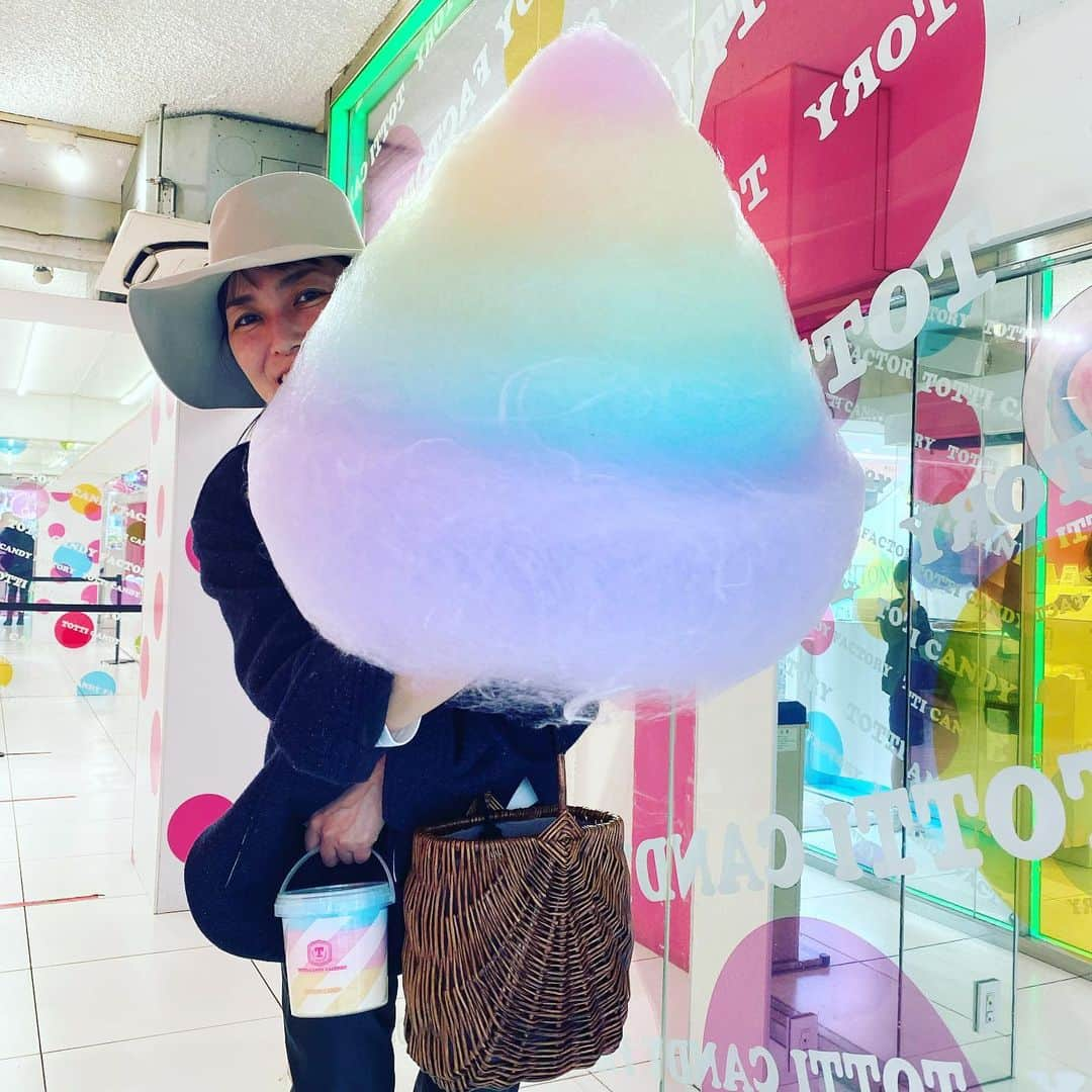 板谷由夏 さんのインスタグラム写真 - (板谷由夏 Instagram)「えーっと、何やってんだ、あたしは笑 綿菓子です、ふわふわです、レインボーです」3月22日 20時45分 - yukaitaya