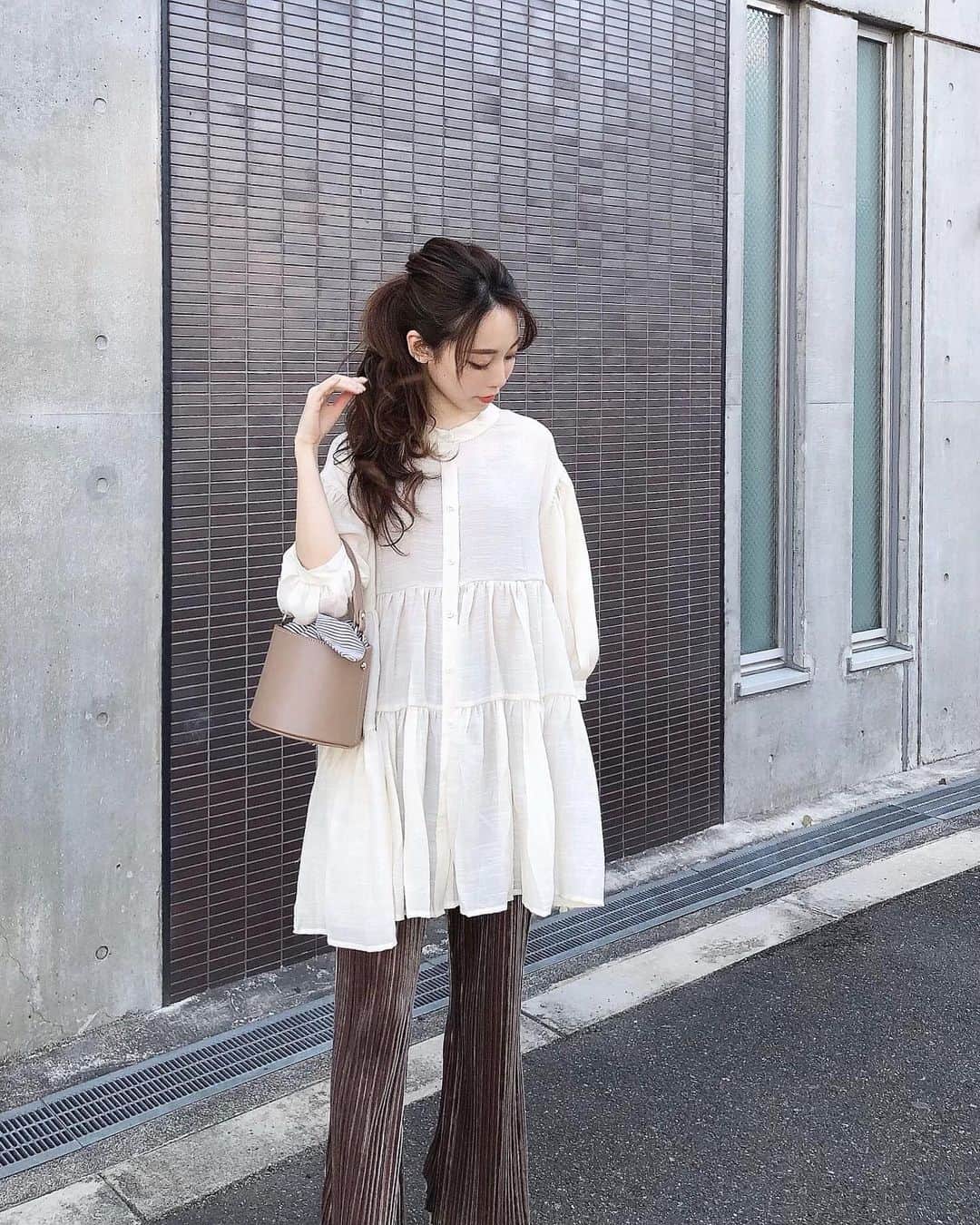 のインスタグラム：「≫≫👗... 𝘤𝘰𝘰𝘳𝘥𝘪𝘯𝘢𝘵𝘦  ㅤㅤㅤㅤㅤㅤㅤㅤㅤㅤㅤㅤㅤ 今日はとあるお仕事の為、和歌山に撮影へ...🐋🤍ㅤㅤㅤㅤㅤㅤㅤㅤㅤㅤㅤㅤㅤㅤㅤㅤㅤㅤㅤㅤㅤ  早く撮影データ見てもらいたい👰🏼📸  そんな日のコーデを紹介👗*·˚ ༘♡ ㅤㅤㅤㅤㅤㅤㅤㅤㅤㅤㅤㅤㅤ ㅤㅤㅤㅤㅤㅤㅤㅤㅤㅤㅤㅤㅤ 𝘛𝘰𝘥𝘢𝘺'𝘴 𝘤𝘰𝘥𝘦...❤︎  ㅤㅤㅤㅤㅤㅤㅤㅤㅤㅤㅤㅤㅤㅤㅤㅤㅤㅤㅤㅤㅤ  今日は移動時間が長かったから、 forksy.のティアードブラウスに ウエストゴムのテロテロパンツでラフに😌🌿 ㅤㅤㅤㅤㅤㅤㅤㅤㅤㅤㅤㅤㅤ ㅤㅤㅤㅤㅤㅤㅤㅤㅤㅤㅤㅤㅤ  👗  @forksy_official ㅤㅤㅤㅤㅤㅤㅤㅤㅤㅤㅤㅤㅤ ㅤㅤㅤㅤㅤㅤㅤㅤㅤㅤㅤㅤㅤ ㅤㅤㅤㅤㅤㅤㅤㅤㅤㅤㅤㅤㅤ  これ、@ymmty30 さんが月間アンバサダーを勤めるフォルクシーの新作で、 あした3月23日(tue)の12:00〜発売開始👒✨  ㅤㅤㅤㅤㅤㅤㅤㅤㅤㅤㅤㅤㅤ ㅤㅤㅤㅤㅤㅤㅤㅤㅤㅤㅤㅤㅤ 3/23、3/24の２日間は 新作限定価格で、定価¥3,520が ¥2,970(税込)で販売されるよ😌🌿 ㅤㅤㅤㅤㅤㅤㅤㅤㅤㅤㅤㅤㅤ ㅤㅤㅤㅤㅤㅤㅤㅤㅤㅤㅤㅤㅤ ㅤㅤㅤㅤㅤㅤㅤㅤㅤㅤㅤㅤㅤ ガーゼ素材で手触りの柔らかいブラウス。 軽いけど、ふっくらボリュームがあるから ショーパンを合わしてチュニックワンピみたいに着たり、今日みたいな落ち感のあるボトム合わせも可愛い🤤💓  前後逆にも着れるし、前開きにして 羽織りにしても可愛い🕊🌿 ㅤㅤㅤㅤㅤㅤㅤㅤㅤㅤㅤㅤㅤ ㅤㅤㅤㅤㅤㅤㅤㅤㅤㅤㅤㅤㅤ  ちなみにフリーサイズで、 158cmの私はお尻がすっぽり隠れるぐらいの丈だよ👗✨  ㅤㅤㅤㅤㅤㅤㅤㅤㅤㅤㅤㅤㅤ ㅤㅤㅤㅤㅤㅤㅤㅤㅤㅤㅤㅤㅤ  さぁて長旅から帰宅🚅✨ㅤㅤㅤㅤㅤㅤㅤㅤㅤㅤㅤㅤ ㅤㅤㅤㅤㅤㅤㅤㅤㅤㅤㅤㅤㅤㅤㅤㅤㅤㅤㅤㅤㅤㅤㅤ ゆっくりお風呂に浸かって温まろう🛁💕  ㅤㅤㅤㅤㅤㅤㅤㅤㅤㅤㅤㅤ  そういや、明日の18:00〜は、 とあるアパレルブランドさんとコラボライブ配信をするから みんな時間あれば見にきてね...🥰🌿 ㅤㅤㅤㅤㅤㅤㅤㅤㅤㅤㅤㅤㅤ ㅤㅤㅤㅤㅤㅤㅤㅤㅤㅤㅤㅤㅤ  久しぶりにお話しよう😚✨  ㅤㅤㅤㅤㅤㅤㅤㅤㅤㅤㅤㅤㅤ ㅤㅤㅤㅤㅤㅤㅤㅤㅤㅤㅤㅤㅤ ㅤㅤㅤㅤㅤㅤㅤㅤㅤㅤㅤㅤㅤ  #ブラウス#チュニック#ガーゼ #ティアード#ティアードブラウス #ラフスタイル#カジュアルファッション #着こなし#今日のコーディネート #ファッションコーデ#ファッション部 #パンツ#ファッション部 #大人カジュアル #プチプラコーデ#プチプラファッション #30代ファッション#春コーデ#春ファッション #PR#フォルクシー#forksy.」