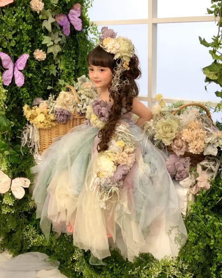 舟橋菜々さんのインスタグラム写真 - (舟橋菜々Instagram)「蝶々の妖精の後、小物をチェンジしてお花の妖精にもなりました🧚🏻‍♀️💐🌷🌸🌹🌼  可愛く優しい世界観の中、当の瑠花るか丸は…蝶々の時に使った星の飾りで嬉々としてバイキンマンを攻撃していました😂 トゲトゲしているのでなかなかの殺傷能力👾 #shoot#shooting#camera#photography#snowin#studio#flower#butterfly#fairy#kid#happy#cute#smile#love#スノーイン#フォトスタジオ#写真#撮影#妖精#花#蝶々#ドレス#子供#育児#子育て」3月22日 20時56分 - wombatnana