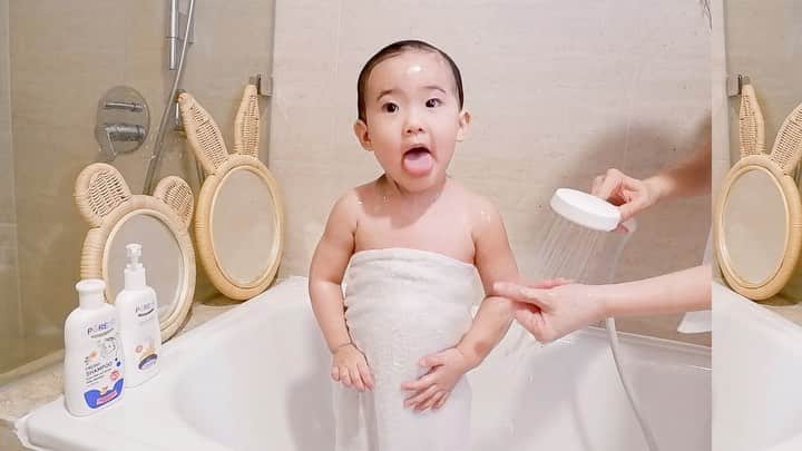ジェシカ・ヤマダのインスタグラム：「Bath time, happy time~ 🐤🛁🎵⁣ Mandiin Arwen & Arya itu selalu seru, apalagi mereka juga suka sabunan dan shampoo-an sendiri. 😆🚿 Tapi pilih sabun shampoo anak-anak tuh emang mesti extra hati-hati ya, karena kulit mereka lebih tipis dari kita, belum lagi untuk anak yang kulitnya sensitif.⁣ ⁣ Kalo @jessbebes udah 6 bulanan ini pakai sabun, shampoo dan hair lotion dari @purebb.indonesia. Dia tuh semua produknya ga mengandung SLS maupun deterjen (2 kandungan ini biasanya ada di sabun shampoo untuk bikin foam/bubbles gitu guys, tapiii) bisa memicu iritasi. 🙀 Tapi kalo ga bubbly, jadi seret gitu gak sih mandinya? Nah, sebagai ganti si SLS dan deterjen, PureBB ini pakainya surfactant alternatif yang low-irritant, jadi tetep enak dan berasa bersih gitu pakai sabun dan shampoo nya. 😙☁️⁣ ⁣ Selain aman dan nyaman dipakainya, PureBB ini juga dilengkapi berbagai kandungan yang oke seperti triple moisturizers (oat kernel, chamomile, d-panthenol) di liquid soap nya, dan shampoo & hair lotion nya pun mengandung kemiri, seledri dan lidah buaya. 🌿 Kalo moms mau coba dulu, liquid soap nya @purebb.indonesia ini ada kemasan kecilnya loh, dan tersedia di berbagai online dan offline store kesayangan anda. 🐥🛁🤗  #jessbebes #ad」