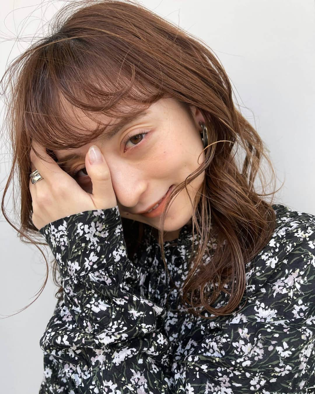 HAIRさんのインスタグラム写真 - (HAIRInstagram)「「ゆる～いカールが女性らしさ引き出すコツ🥰💛」 HAIR掲載スタイリスト：和田常経  （ ＠_hisan_ ） . -----------------------------------------------------------  Follow me👉🏽 @hair.cm  HAIR webサイトは「HAIR（ヘアー）」で検索！✨  -----------------------------------------------------------  HAIRは、お客様の『なりたいを叶えるスタイリスト』が集まるサイトです。  日々スタイリストの方々の素敵なヘアスタイルを掲載しています。  投稿スナップ数約40万の中から、気に入ったスタイルを見つけませんか？  HAIRを通じてサロンに予約もできますよ！💕  ----------------------------------------------------------- . . #セミロング #ロングヘア #ミディアム #ベージュカラー #ヘアスタイル #髮型 #髮型屋 #髮型設計 #发型 #短髮 #日系髮型 #女生髮型 #女生短髮 #염색 #헤어 #단발 #bob #복구펌 #짧은머리 #숏컷」3月22日 21時00分 - hair.cm