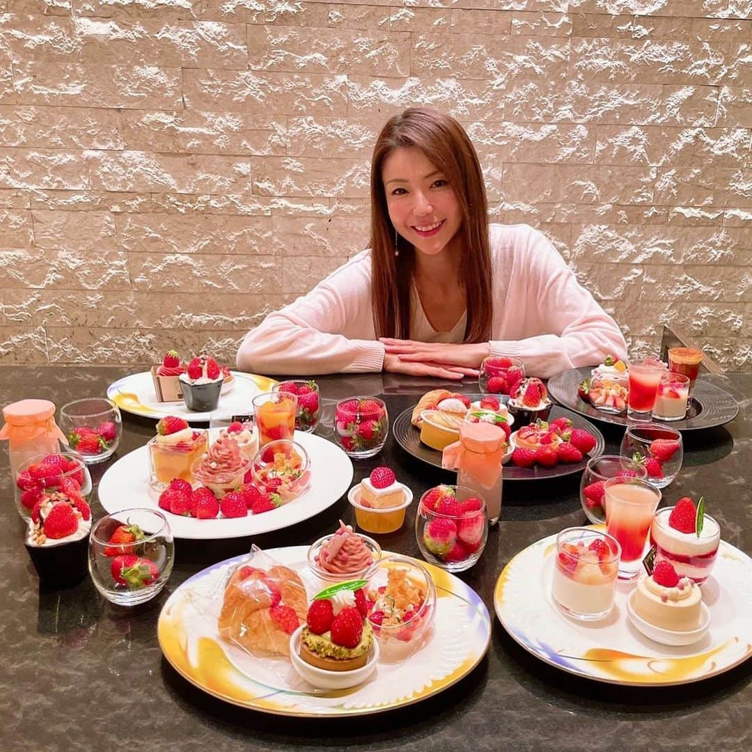 遠近由美子のインスタグラム：「今年も苺🍓パラダイスに来た😋　w/ @takamiiwaya 🥰 やっぱり@westintokyo のストロベリーデザートブッフェは豪華で美味しくて格別✨  毎年こうして並べて、眺めて、囲まれるのが幸せ😋🍓　  ごちそうさまでした。@kazuo.suzuki.3.0 シェフ  双子さんもすっかり苺🍓好きになったので、今度は連れて行きます👧👧　こんな数の🍓を見たら大興奮間違いなしです😊  #苺スイーツ #苺ブッフェ #美味しいスイーツ @westintokyo #ザテラス」