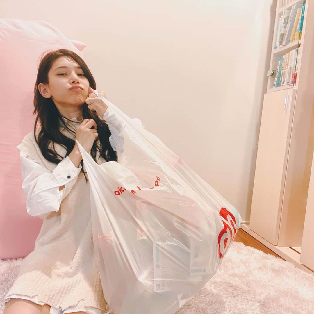 のインスタグラム：「アカチャンホンポに行ってきました！ ちょくちょく行くわけにもいかないので、毎回こんな量です… 本日の誘惑はこのおもちゃでした。 最後まで抵抗しましたが…負けました…  また増えた…😱」