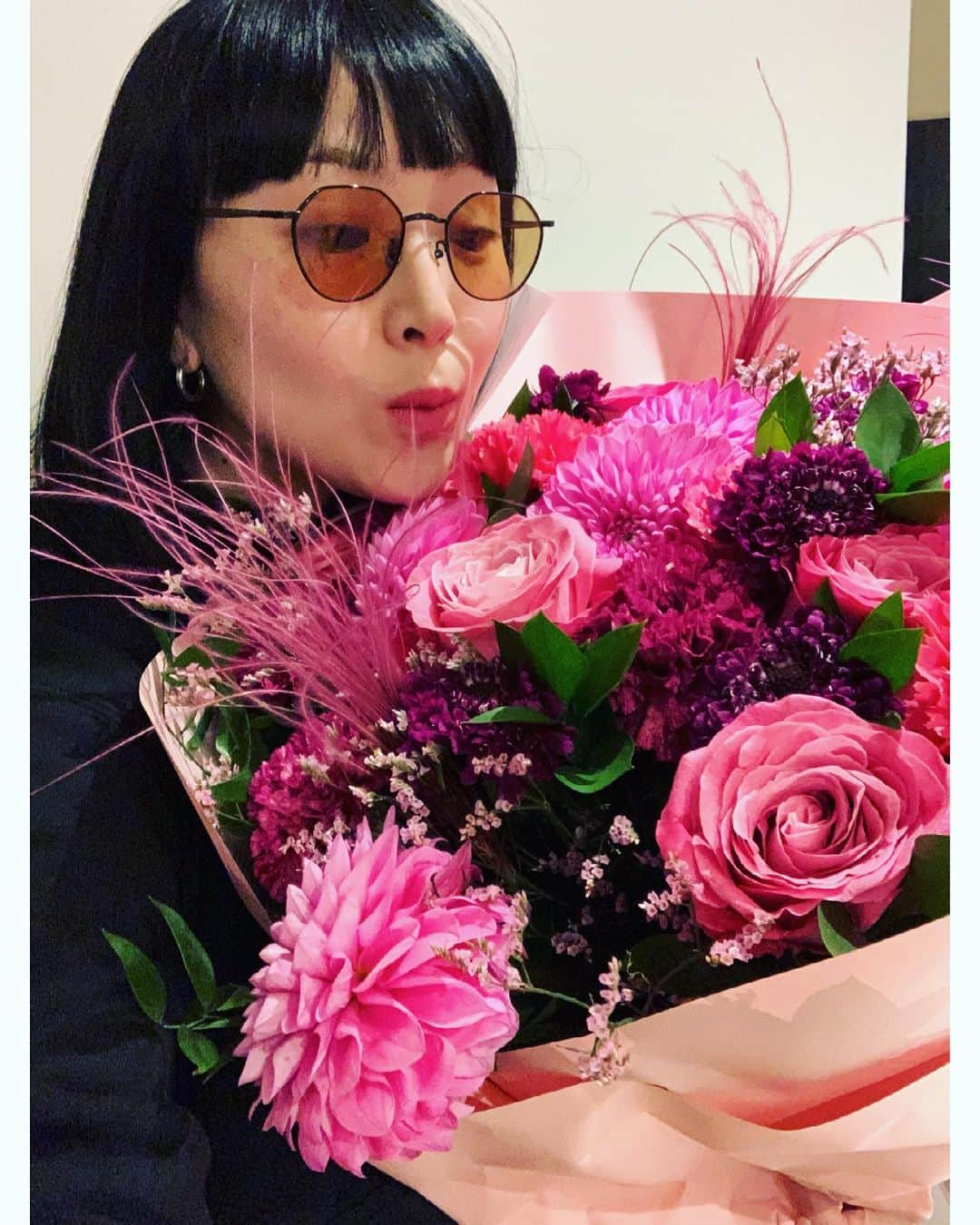 Young Juvenile Youthさんのインスタグラム写真 - (Young Juvenile YouthInstagram)「A surprising delivery from @rogervivier @gherardofelloni  What a beautiful invitation..!  花束のエネルギーは本当すごい。 嬉しい！🥺😍😍  Thank you 🌷 @shoemania621」3月22日 21時02分 - yjymusic