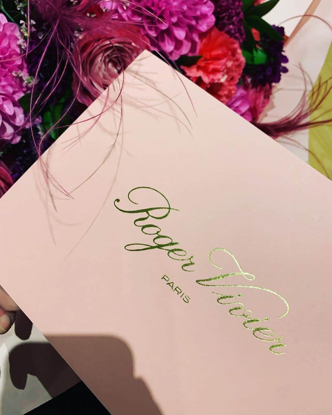 Young Juvenile Youthさんのインスタグラム写真 - (Young Juvenile YouthInstagram)「A surprising delivery from @rogervivier @gherardofelloni  What a beautiful invitation..!  花束のエネルギーは本当すごい。 嬉しい！🥺😍😍  Thank you 🌷 @shoemania621」3月22日 21時02分 - yjymusic