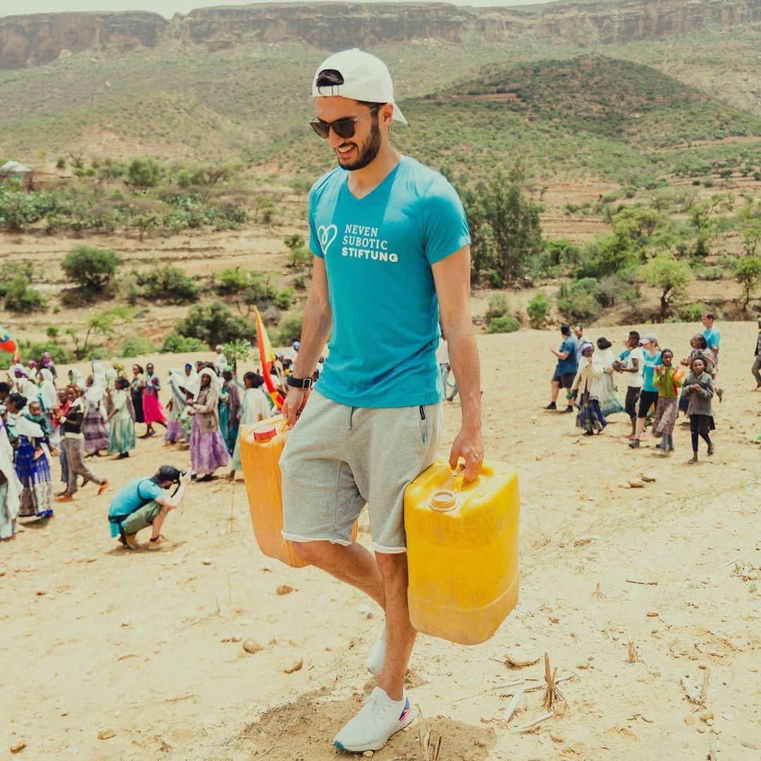 のインスタグラム：「Temiz suya erişim bir insan hakkı. Bu temel hakka erişemeyenler için sadece sorunun farkında olmak değil, çözümün bir parçası olmamız gerek. İyi suya erişimi sağlamak, sürdürülebilir bir gelecek ve daha yaşanılabilir bir dünya için yapabileceğimiz en büyük yatırımdır.  Access to clean water is a human right. For those who cannot access this fundamental right, we should not only be aware of the problem, but be a part of the solution. This is the biggest investment we can make for a more sustainable future and a more livable world.」