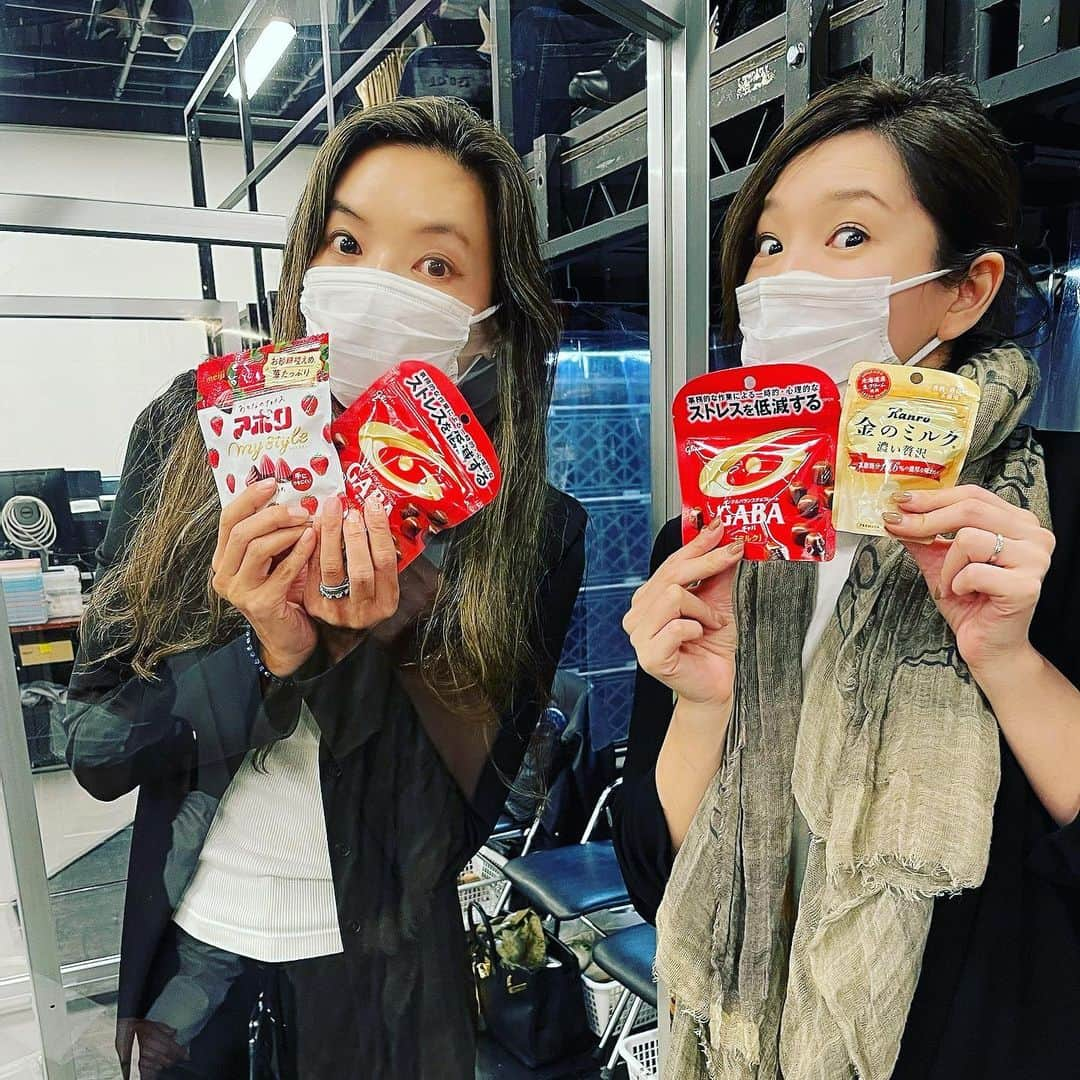 和央ようかさんのインスタグラム写真 - (和央ようかInstagram)「Rehearsing for Elizabeth Gala Concert 2021 🎤😊  エリザベートガラコンサートのリハーサルから、その④  昨日のお稽古で５時以降私はもうお腹が空き過ぎて、ちょっと停止状態に陥り、全く機能しない私をオサあさこの2人がチョコ🍫をくれて、私がとりあえずなんとか機能するようにしてくれた🙏🙏🙏🙏🙏😊本当に感謝🙏  で、今日は私は2幕だけ😊4時には上がる😊👍 あさこ(瀬奈じゅん)はトートで一日中だからと、私は昨日のお礼にあさこにコンビニでチョコとミルクの飴を買って励まそうと思って購入👍😘  そしたらさ、あさこもなんと、私にチョコ🍫を買って来てくれていた😍  以心伝心すぎっ💓😍  しかも、お互い相手を思い選んだのは  GABA 🍫ストレスを低減するメンタルバランスチョコレート🍫🤣🤣🤣🤣 私達、ストレス溜まってるのー？🤣🤣🤣お互い同じチョコをコンビニにて購入🤣🤣🤣  で、あさことの写真を撮ってくれていた ゆみこ(彩吹真央)が何故か自分もチョコ🍫を持っていると合流🤣。で、その私達3人を撮っていたミドリ(大鳥れい)が私があさこから頂いたチョコを持って、まさかの1番前にて写真に収まる🤣🤣🤣🤣  なんか、よくわからないけど🤣🤣🤣やっぱり楽しいね、エリザベートガラコンサートのお稽古場🤣🤣🤣🤣  #takakotokyostylin🇯🇵 #エリザベートガラコンサート2021 #宝塚#takarazuka #瀬奈じゅん　さん#大鳥れい　さん#彩吹真央　さん#yokawao#和央ようか」3月22日 21時08分 - yokawao0215