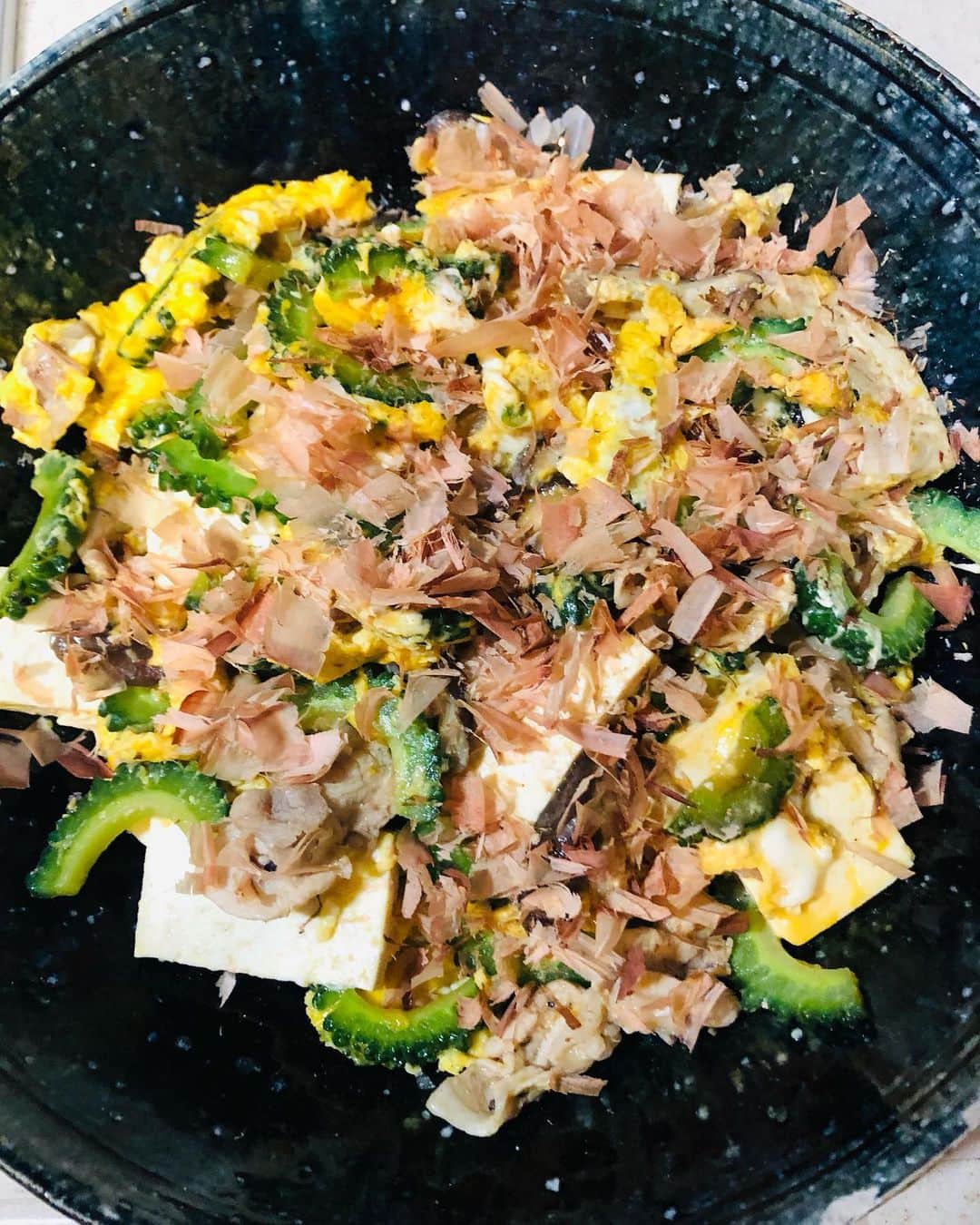 原日出子さんのインスタグラム写真 - (原日出子Instagram)「今日の晩ご飯✨  なんだか無性にゴーヤチャンプルが食べたくて 作りました。 それと サーモンの 海藻バターソテー。 デパ地下で買った 大好きな長芋のお漬けもの。 昨日の煮込みハンバーグの残りで作ったミートソースで ペンネも👍 統一感無しですが💦 こういう ごっちゃな感じが 家庭料理って事でw 美味しいかったから OK🙆‍♀️  #お家ご飯 #家族でご飯 #かあちゃんの味 #残り物味変で #ゴーヤチャンプル #毎日を楽しく #幸せのレシピ #今日食べた物が明日の身体を作る」3月22日 21時10分 - hara_hideko