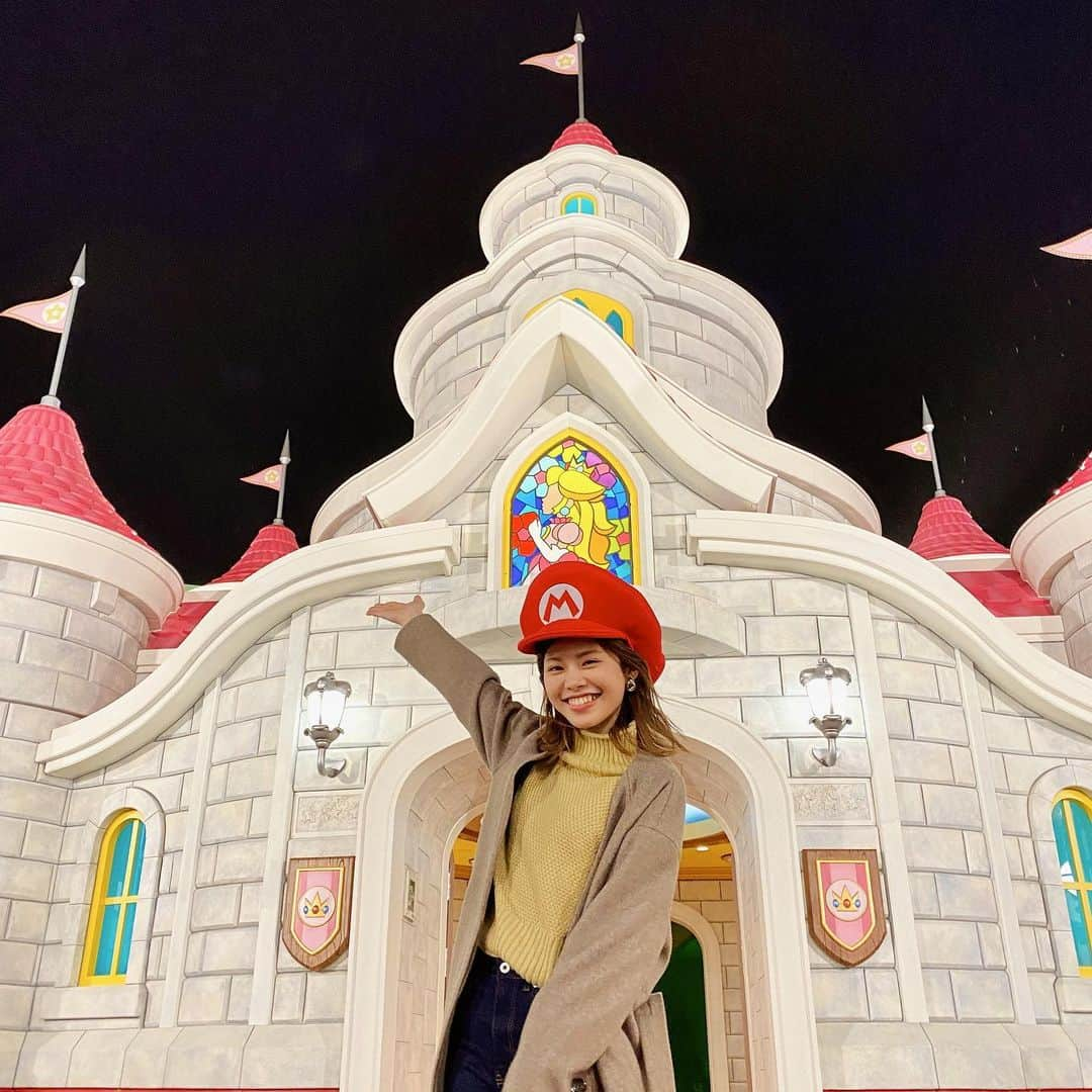 池田真子さんのインスタグラム写真 - (池田真子Instagram)「夜のピーチ城も綺麗でした✨ ． ． ． ． ． キノピオ・カフェで食べた、 「照り焼きチキン&スーパースターライス」が めちゃくちゃ美味しかった！！ ． ． ． ． ． ． (USJの新エリア、『スーパー・ニンテンドー・ワールド』 YouTubeの撮影で取材させて頂きました！) ． ． (※撮影・動画の制作は感染症予防に配慮して行っています。) ． ． #USJ #スーパーニンテンドーワールド #WeAreMario #マリオ #ルイージ #マリオカート #ユニバ #ユニバコーデ #スーパースター #ユニバーサルスタジオジャパン #パワーアップバンド #universalstudiosjapan #大阪観光 #ユニバ写真部 #新エリア #クッパ #キノピオ #キノピオカフェ #照り焼きチキン #ティラミス #楽しい時間 #楽しい #vlog #youtuber #YouTube #makochannel #instagood #love #lifestyle #instafood」3月22日 21時17分 - mako_ikeda